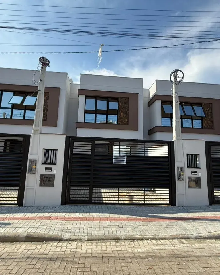 Casa com 3 dormitórios sendo 3 suítes e 2 vagas de garagem em Balneário Piçarras/SC