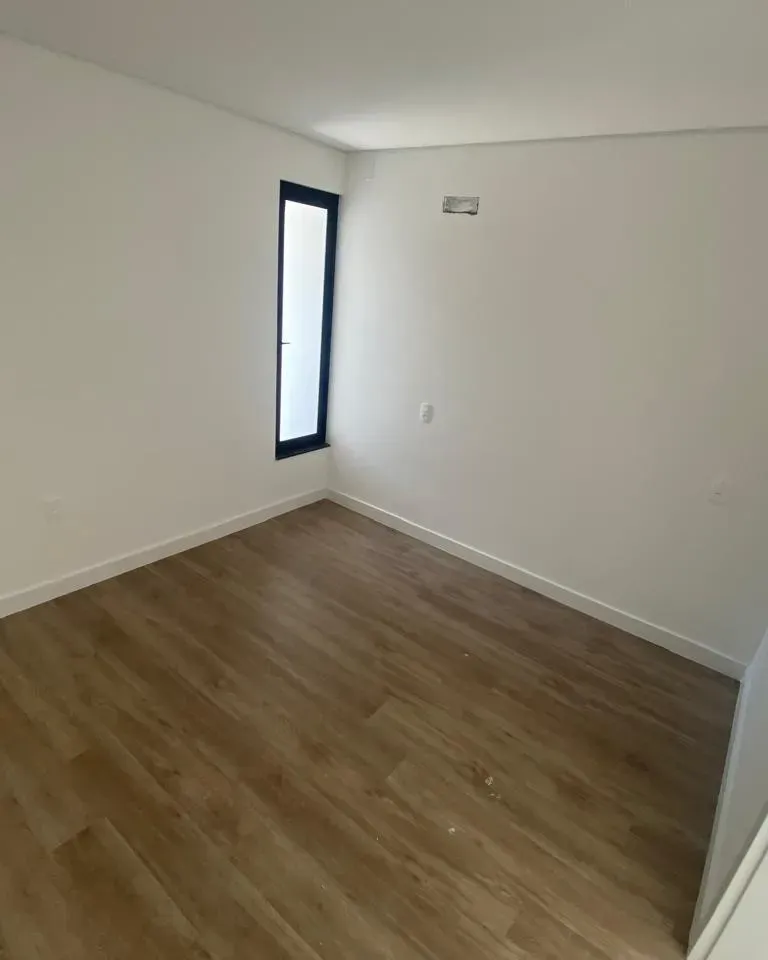 Casa com 3 dormitórios sendo 3 suítes e 2 vagas de garagem em Balneário Piçarras/SC