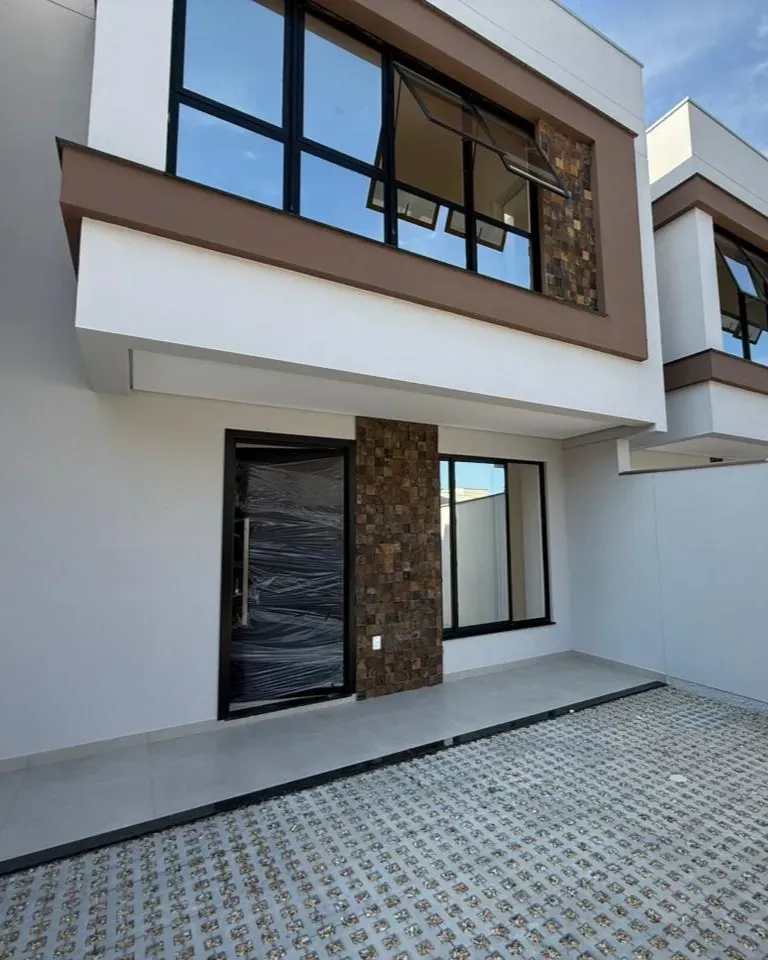 Casa com 3 dormitórios sendo 3 suítes e 2 vagas de garagem em Balneário Piçarras/SC