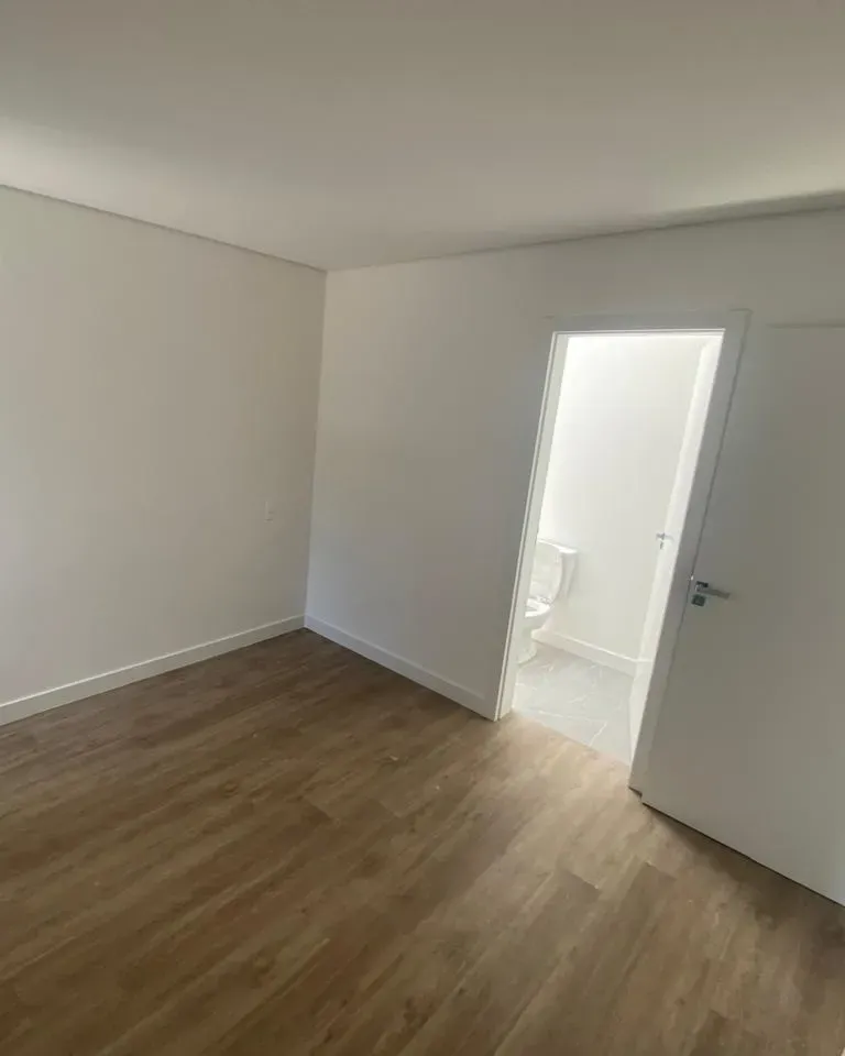 Casa com 3 dormitórios sendo 3 suítes e 2 vagas de garagem em Balneário Piçarras/SC