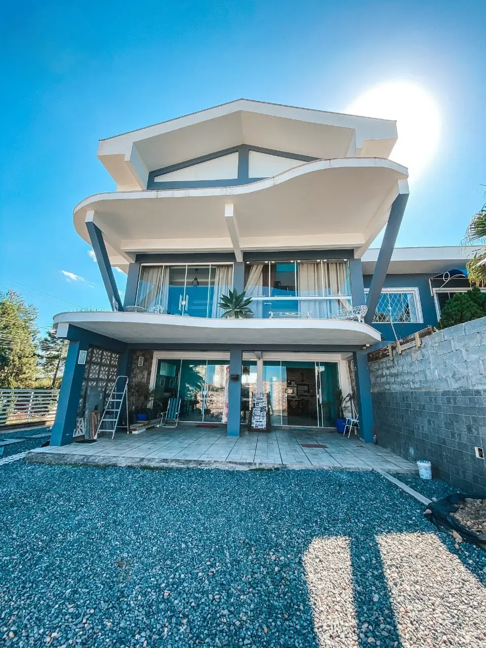 Casa com 3 dormitórios sendo 1 suíte e 8 vagas de garagem em Balneário Piçarras/SC