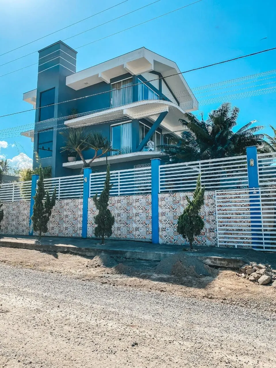 Casa com 3 dormitórios sendo 1 suíte e 8 vagas de garagem em Balneário Piçarras/SC