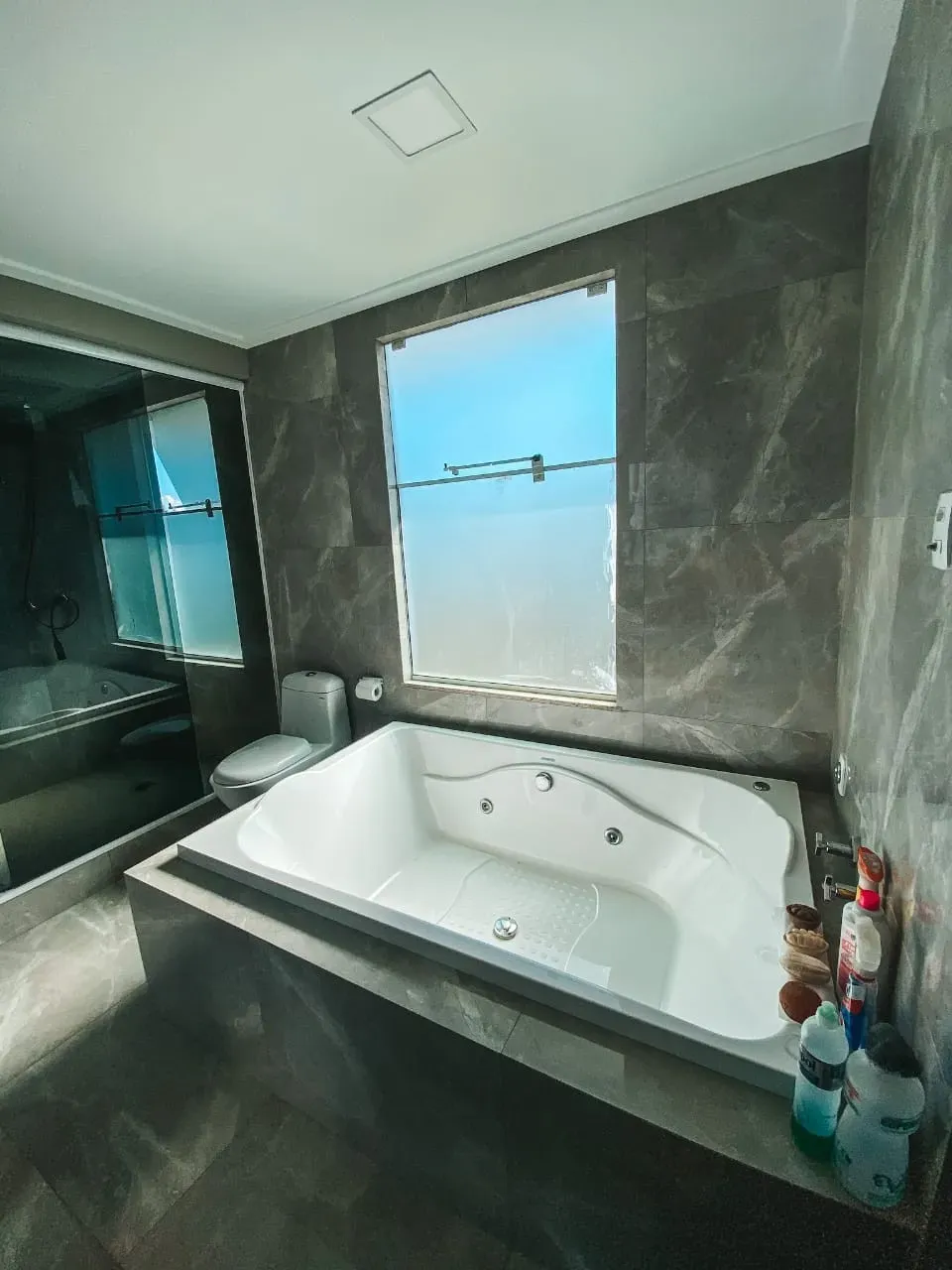 Casa com 3 dormitórios sendo 1 suíte e 8 vagas de garagem em Balneário Piçarras/SC