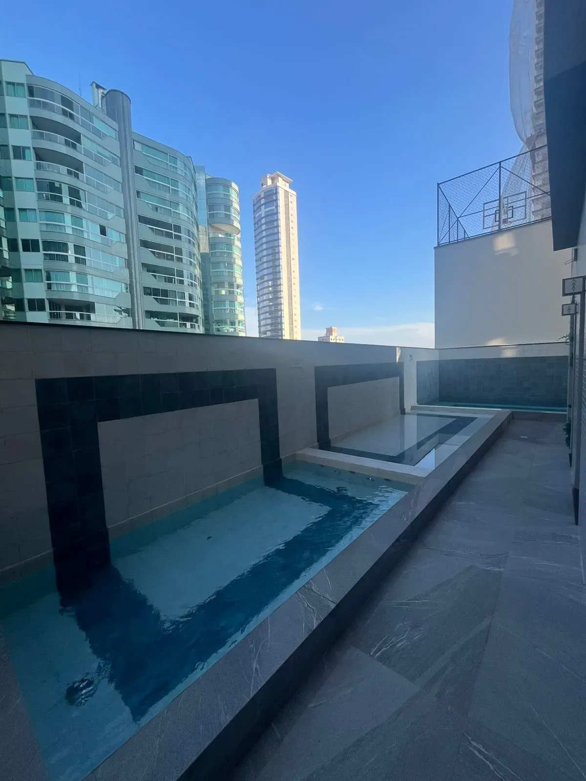 Apartamento alto padrão com 3 suítes e 3 vagas de garagem - Meia Praia | Itapema/SC