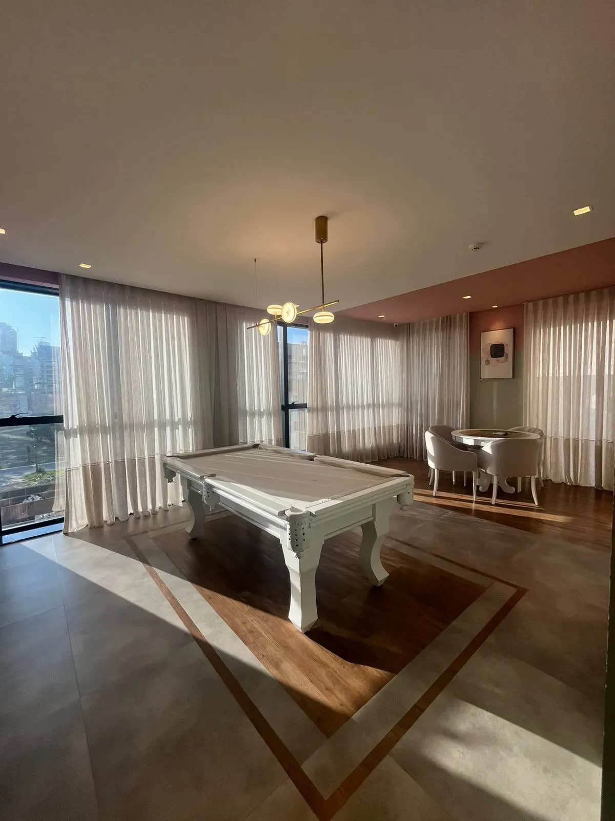 Apartamento alto padrão com 3 suítes e 3 vagas de garagem - Meia Praia | Itapema/SC