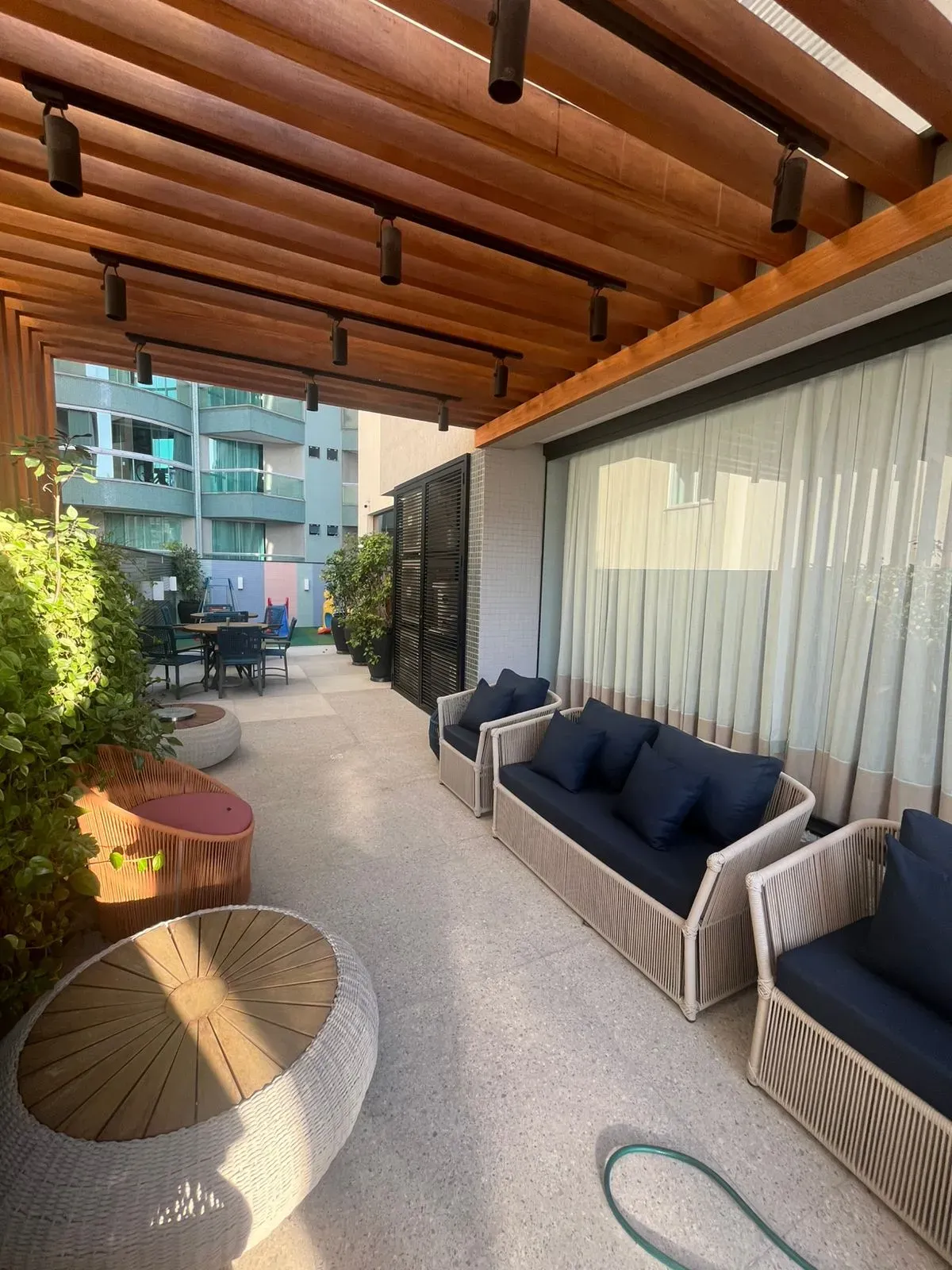 Apartamento alto padrão com 3 suítes e 3 vagas de garagem - Meia Praia | Itapema/SC