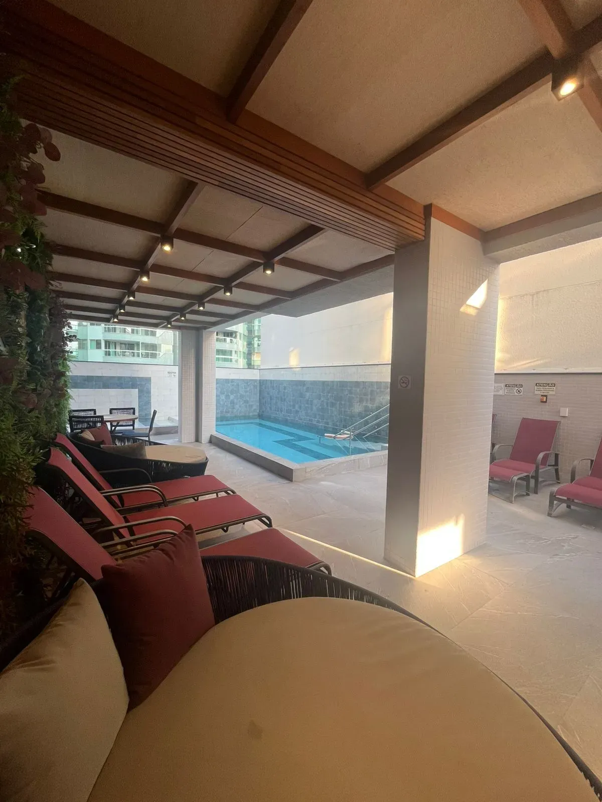 Apartamento alto padrão com 3 suítes e 3 vagas de garagem - Meia Praia | Itapema/SC