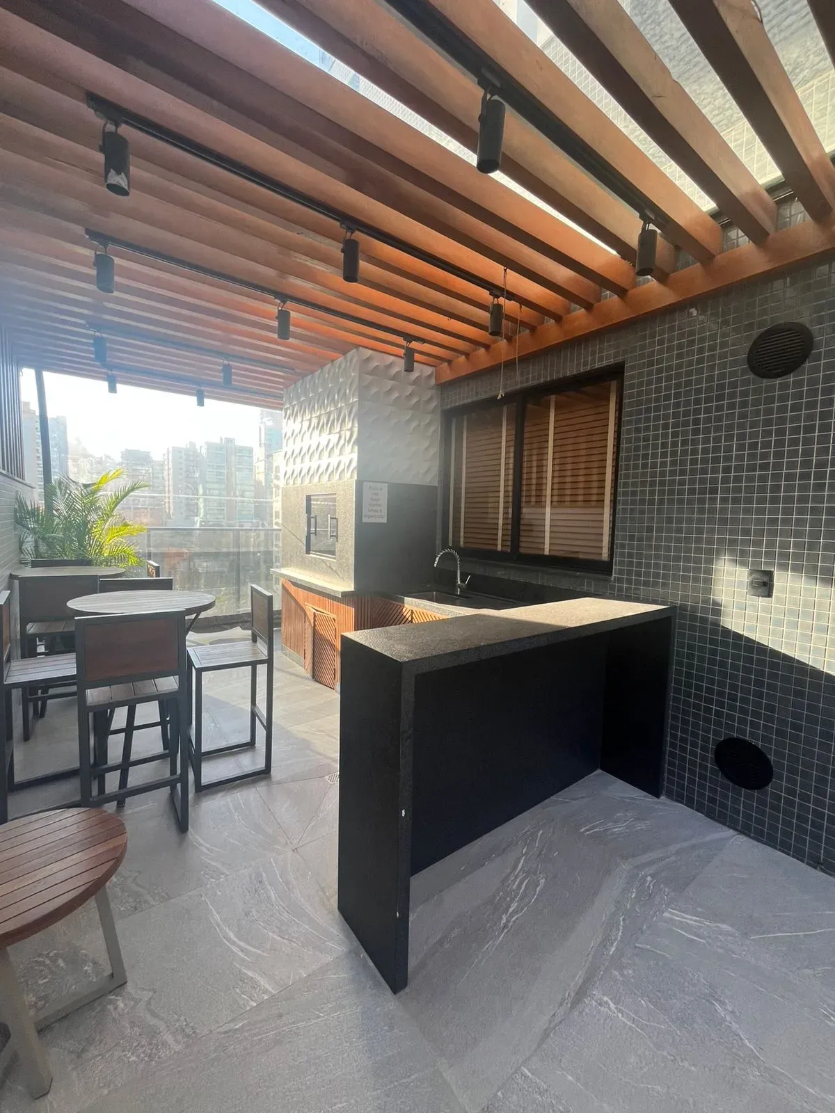 Apartamento alto padrão com 3 suítes e 3 vagas de garagem - Meia Praia | Itapema/SC