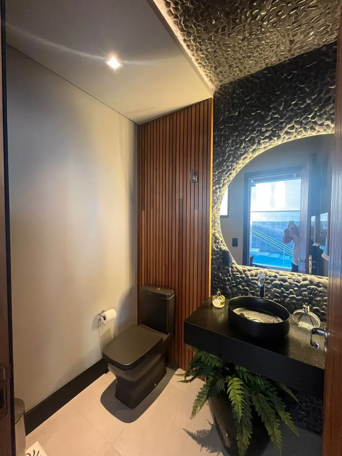 Apartamento alto padrão com 3 suítes e 3 vagas de garagem - Meia Praia | Itapema/SC