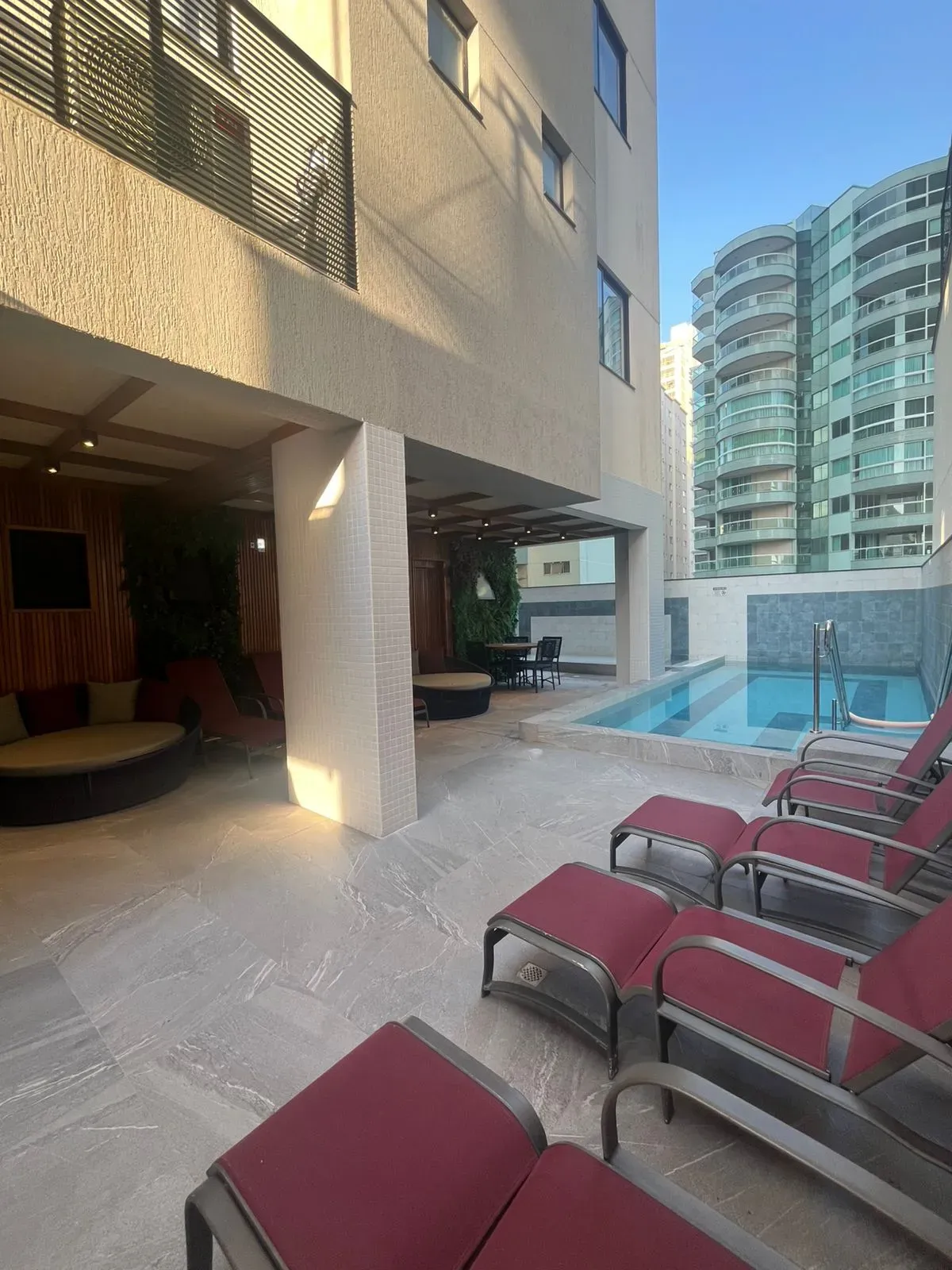 Apartamento alto padrão com 3 suítes e 3 vagas de garagem - Meia Praia | Itapema/SC