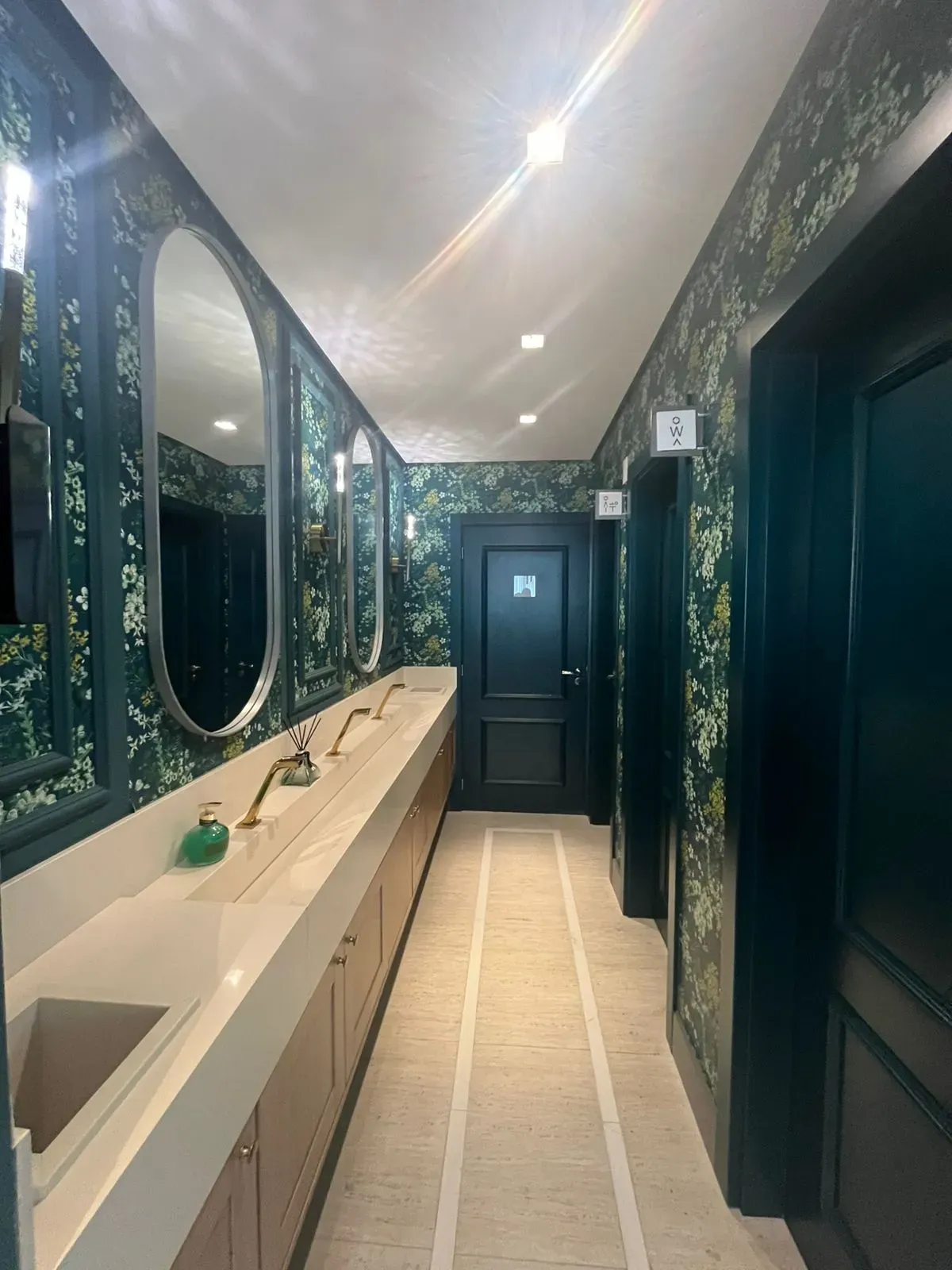 Apartamento alto padrão com 3 suítes e 3 vagas de garagem - Meia Praia | Itapema/SC