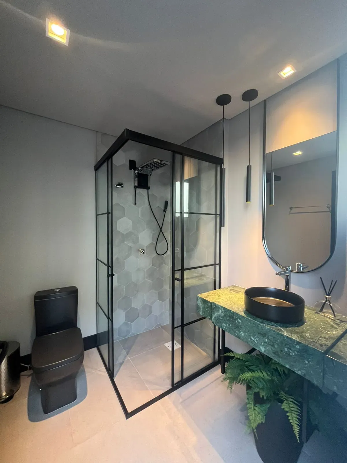 Apartamento alto padrão com 3 suítes e 3 vagas de garagem - Meia Praia | Itapema/SC