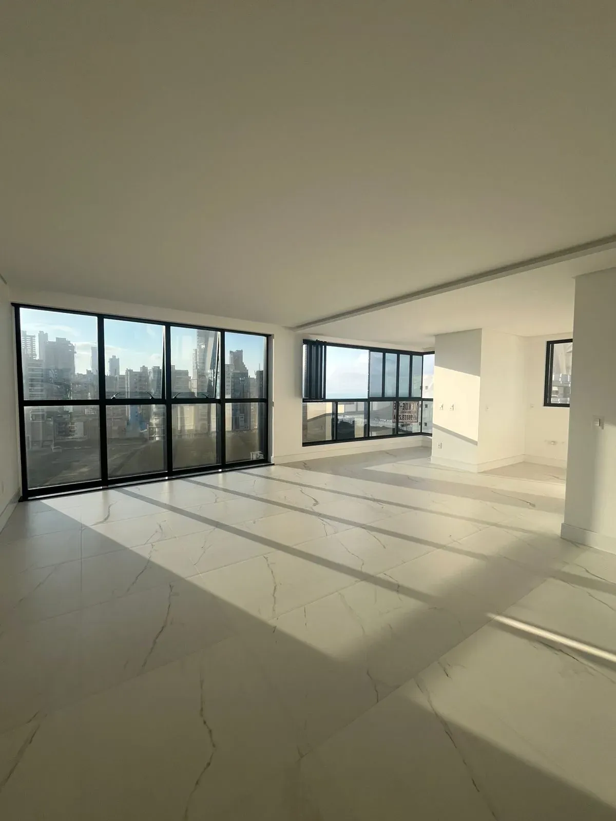 Apartamento alto padrão com 3 suítes e 3 vagas de garagem - Meia Praia | Itapema/SC