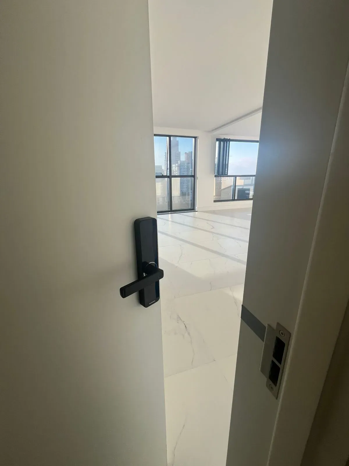 Apartamento alto padrão com 3 suítes e 3 vagas de garagem - Meia Praia | Itapema/SC