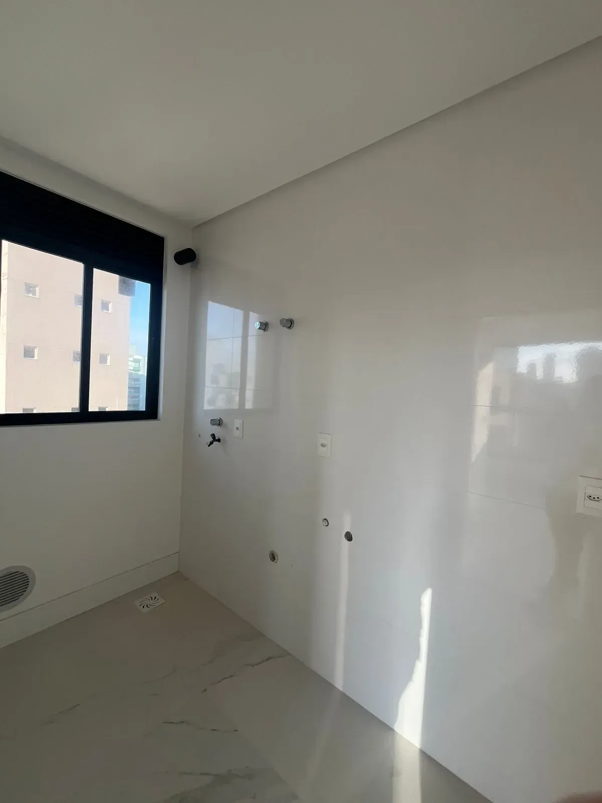 Apartamento alto padrão com 3 suítes e 3 vagas de garagem - Meia Praia | Itapema/SC