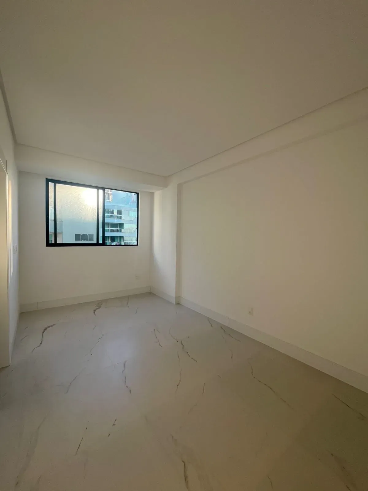 Apartamento alto padrão com 3 suítes e 3 vagas de garagem - Meia Praia | Itapema/SC