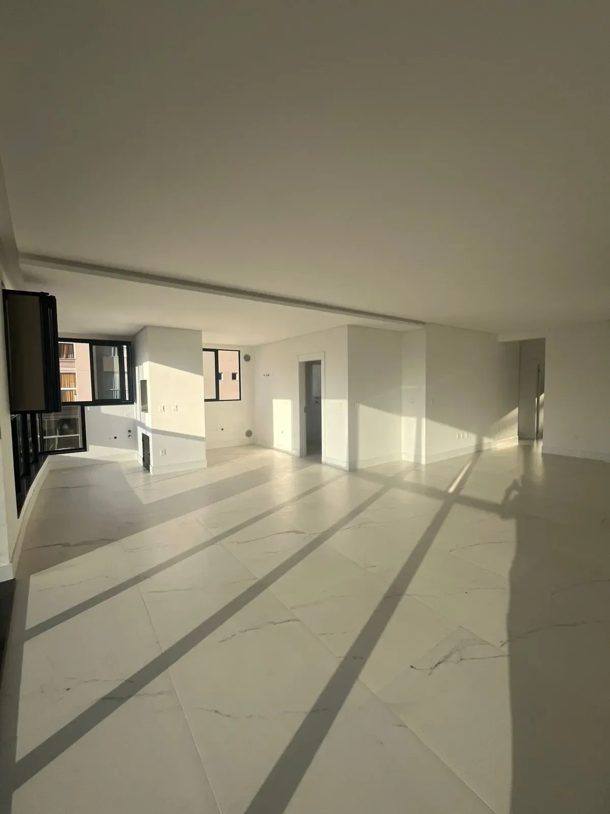 Apartamento alto padrão com 3 suítes e 3 vagas de garagem - Meia Praia | Itapema/SC