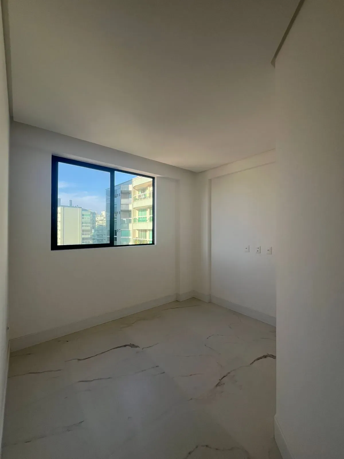 Apartamento alto padrão com 3 suítes e 3 vagas de garagem - Meia Praia | Itapema/SC