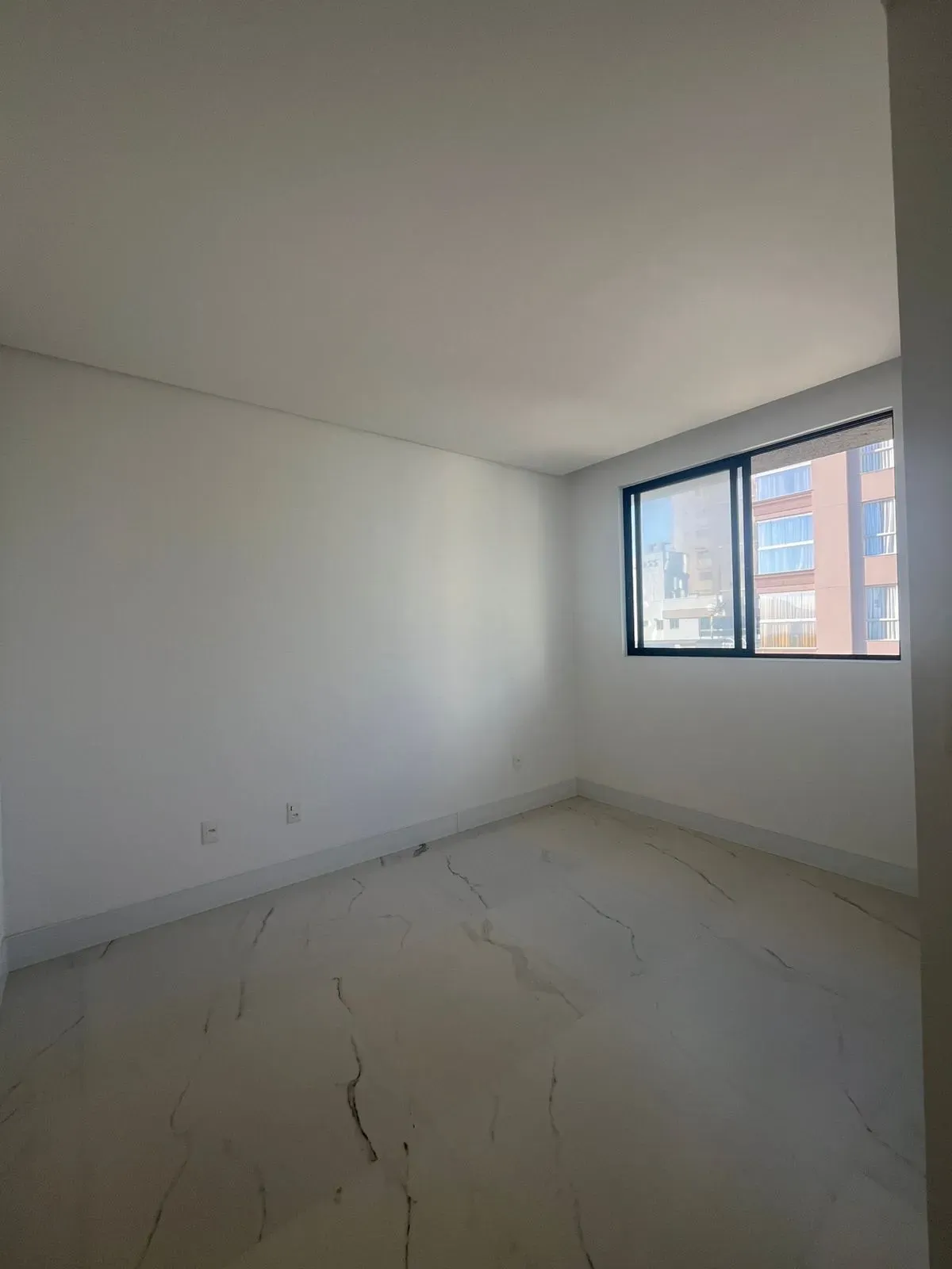 Apartamento alto padrão com 3 suítes e 3 vagas de garagem - Meia Praia | Itapema/SC