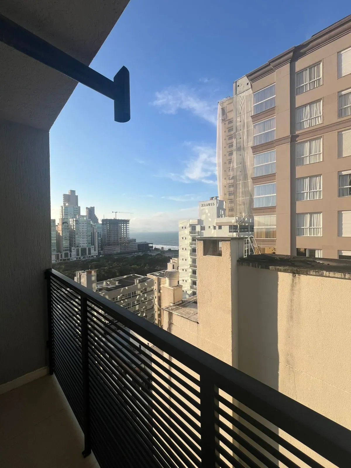 Apartamento alto padrão com 3 suítes e 3 vagas de garagem - Meia Praia | Itapema/SC