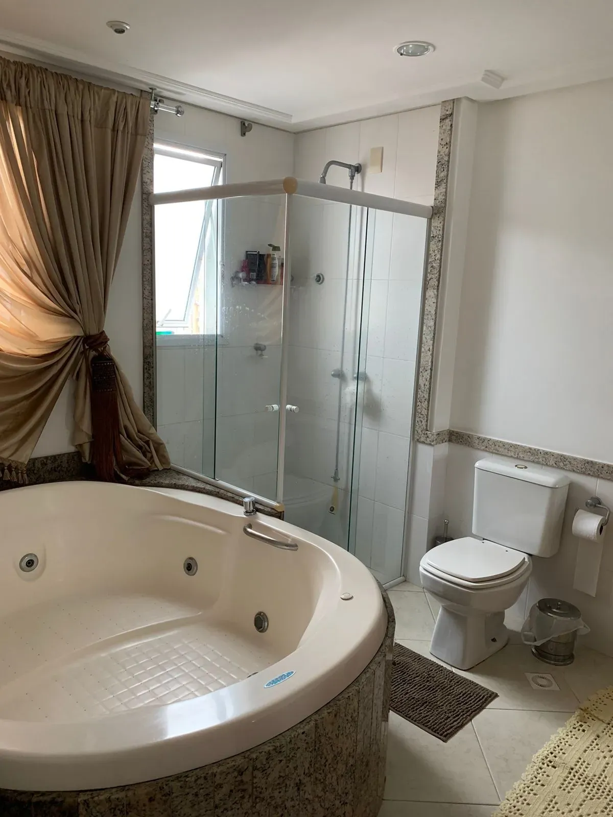 Cobertura duplex com 3 suítes sendo 1 master e 2 vagas - Meia Praia | Itapema/SC