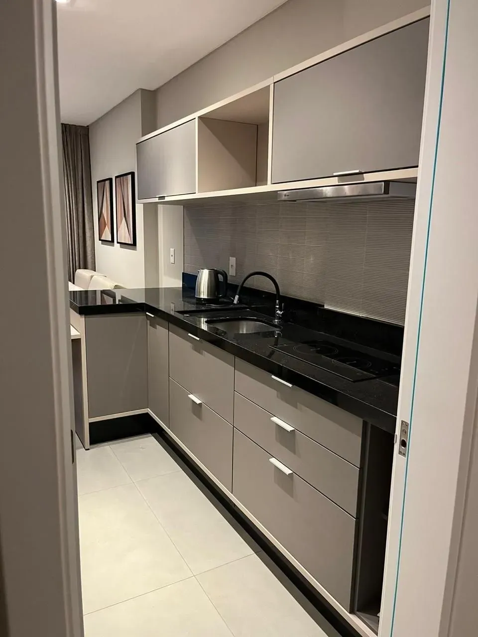 Apartamento mobiliado de 1 dormitório e 1 vaga na Meia Praia, Itapema/SC