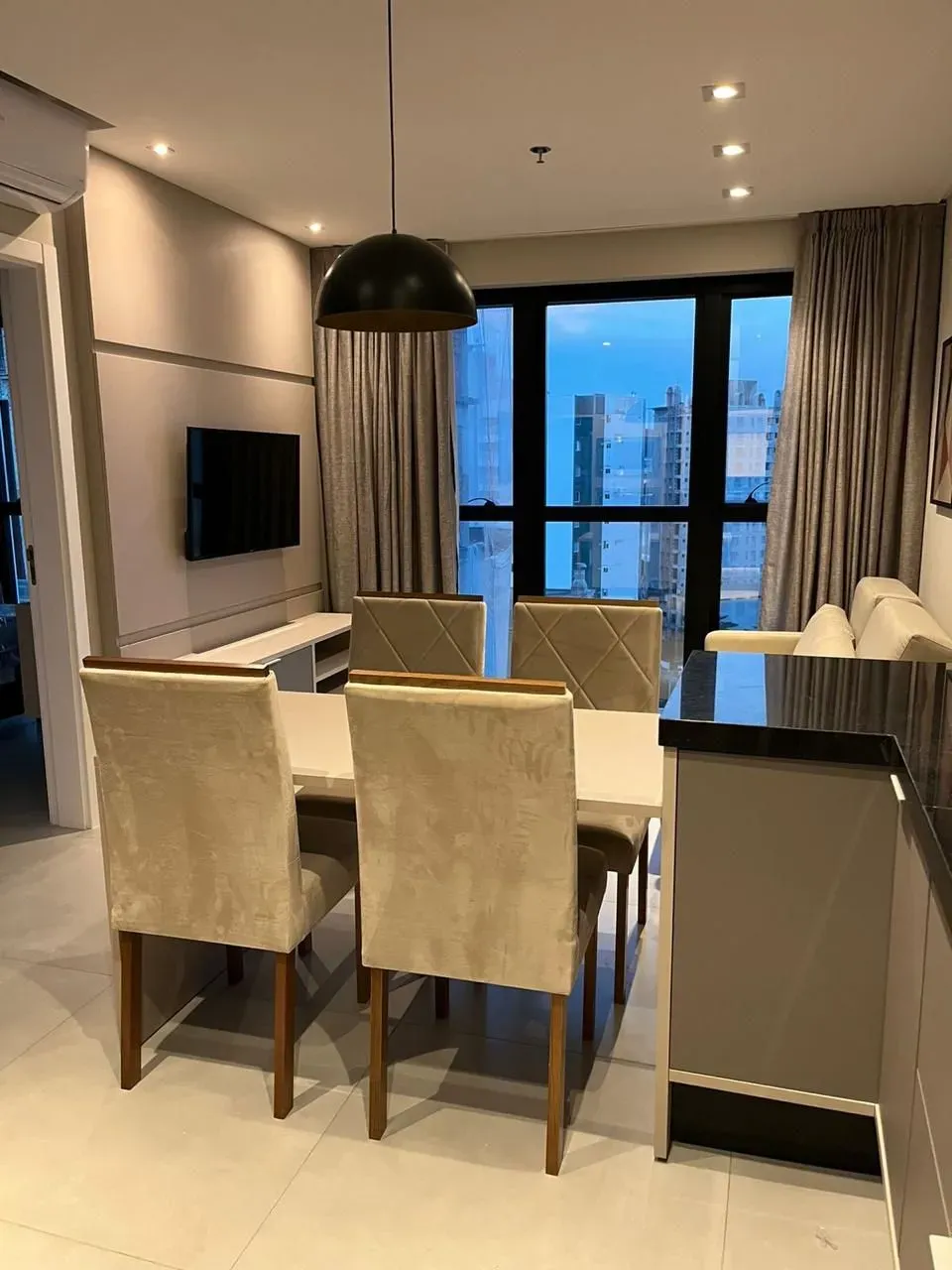 Apartamento mobiliado de 1 dormitório e 1 vaga na Meia Praia, Itapema/SC