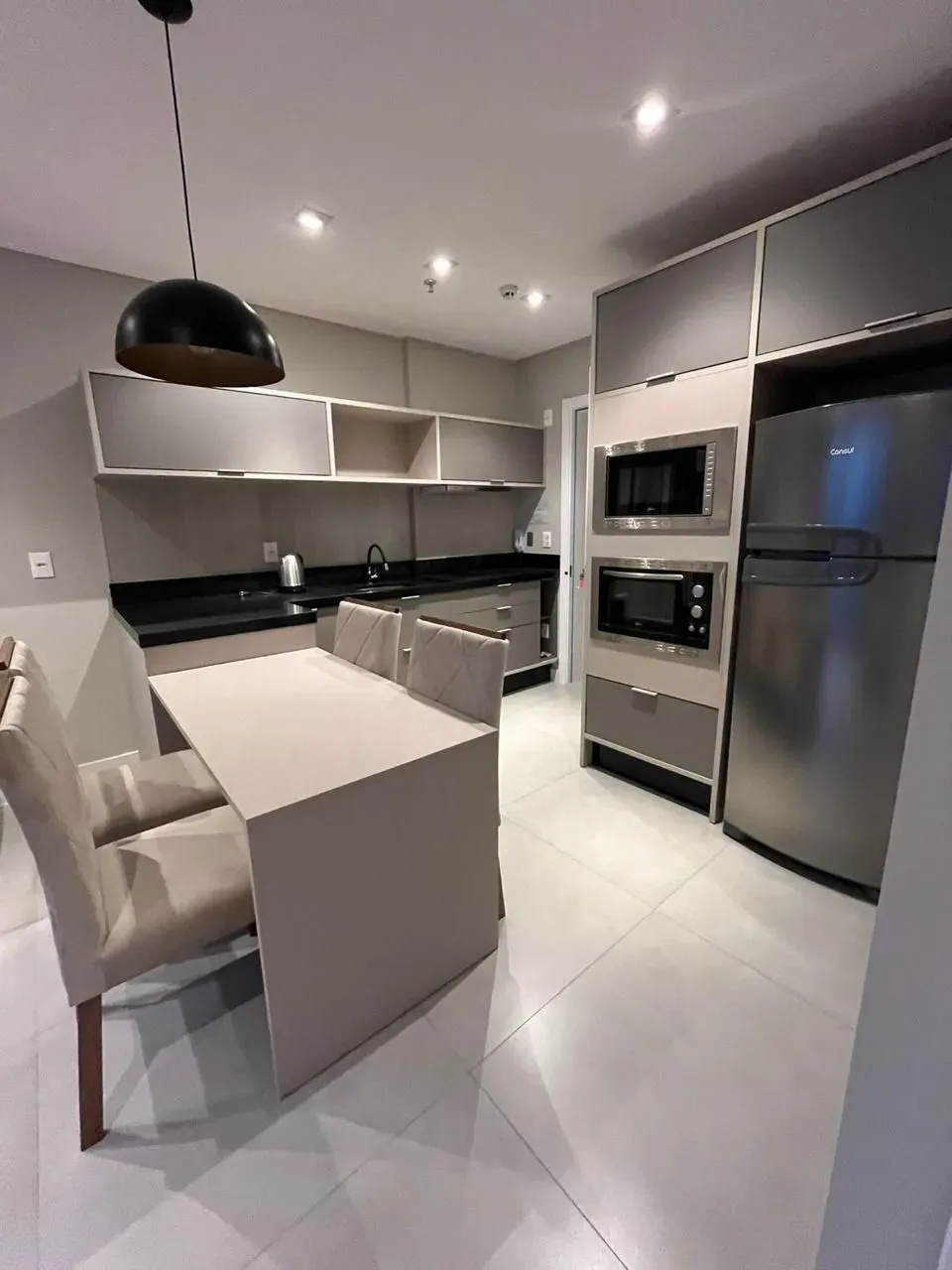 Apartamento mobiliado de 1 dormitório e 1 vaga na Meia Praia, Itapema/SC