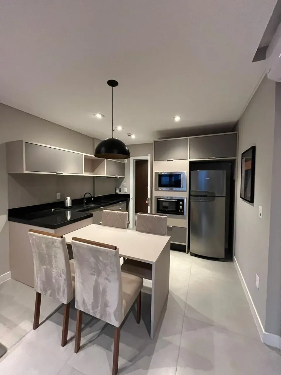 Apartamento mobiliado de 1 dormitório e 1 vaga na Meia Praia, Itapema/SC