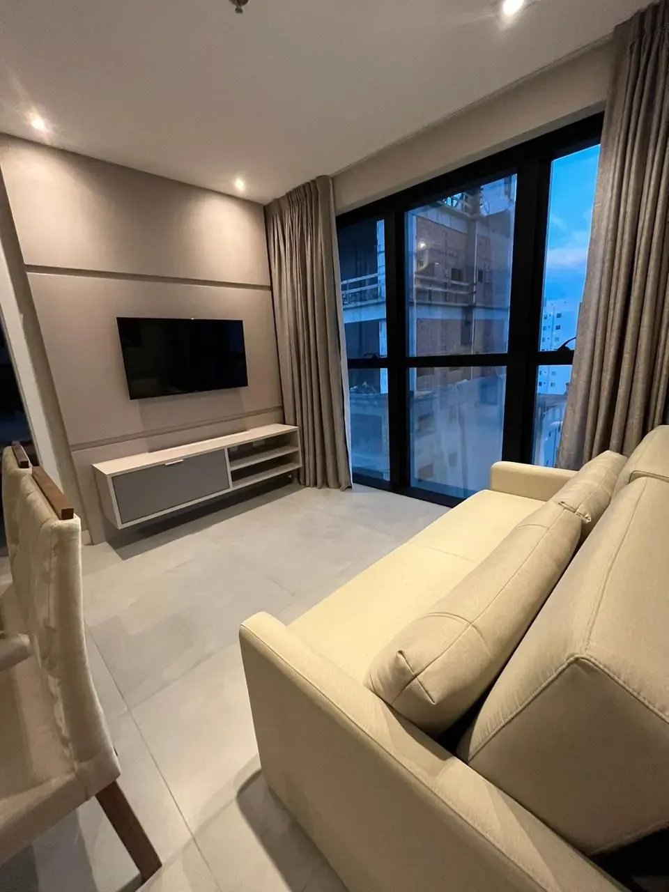 Apartamento mobiliado de 1 dormitório e 1 vaga na Meia Praia, Itapema/SC