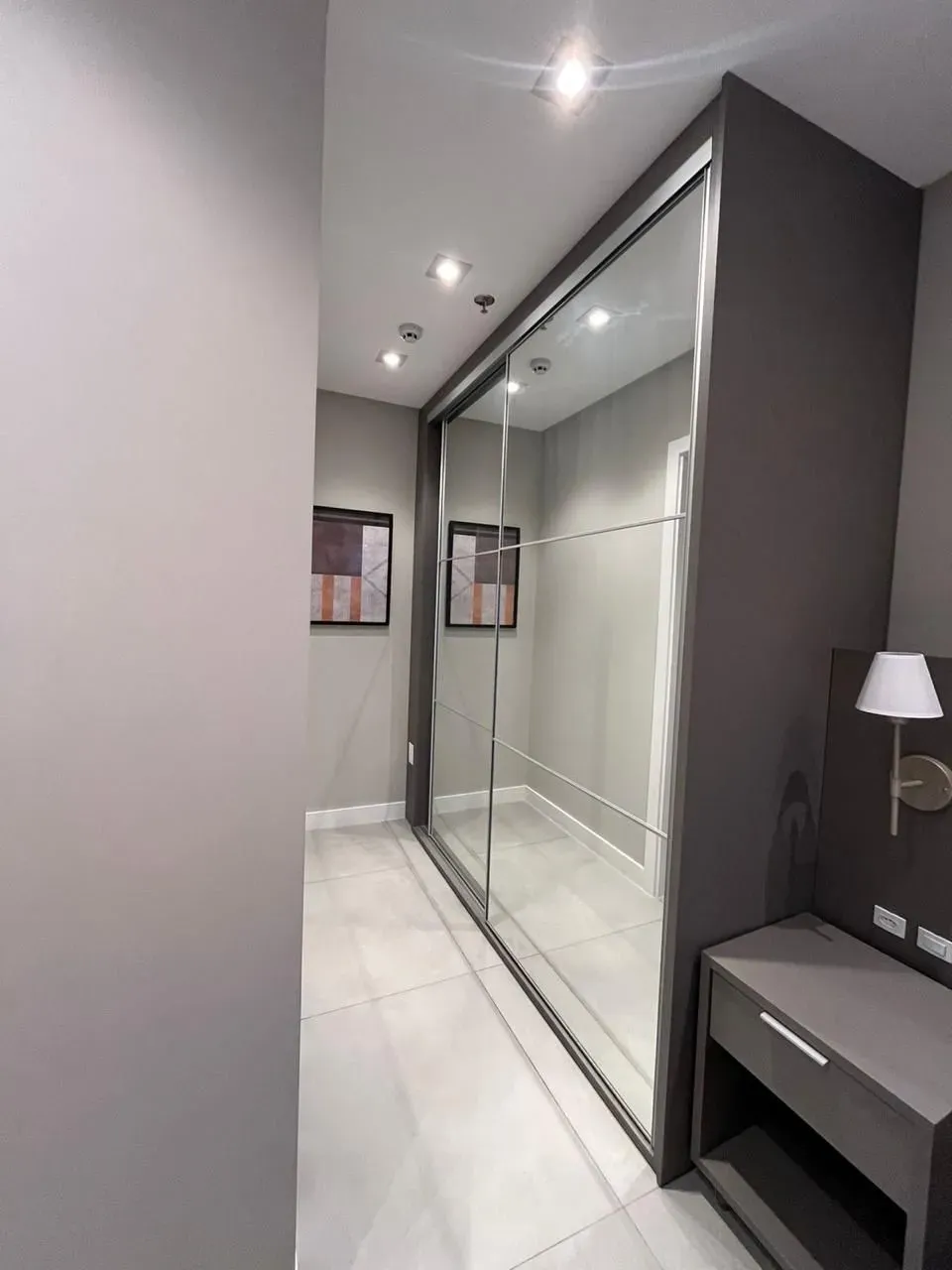 Apartamento mobiliado de 1 dormitório e 1 vaga na Meia Praia, Itapema/SC