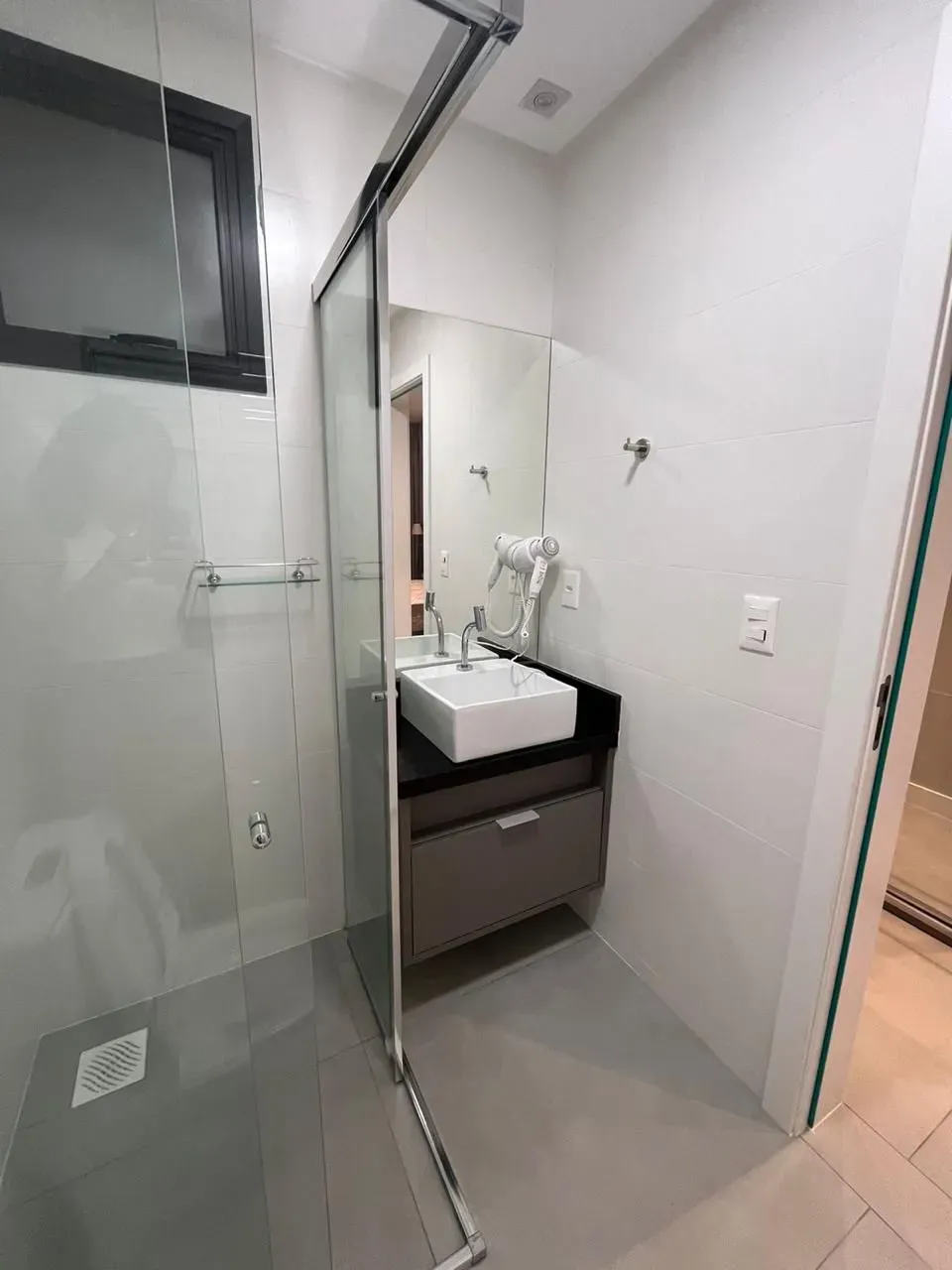 Apartamento mobiliado de 1 dormitório e 1 vaga na Meia Praia, Itapema/SC