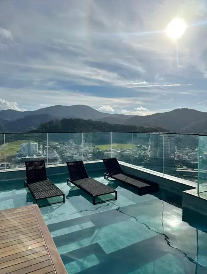 Apartamento mobiliado de 1 dormitório e 1 vaga na Meia Praia, Itapema/SC