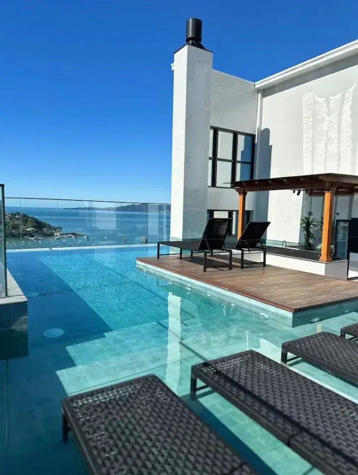 Apartamento mobiliado de 1 dormitório e 1 vaga na Meia Praia, Itapema/SC