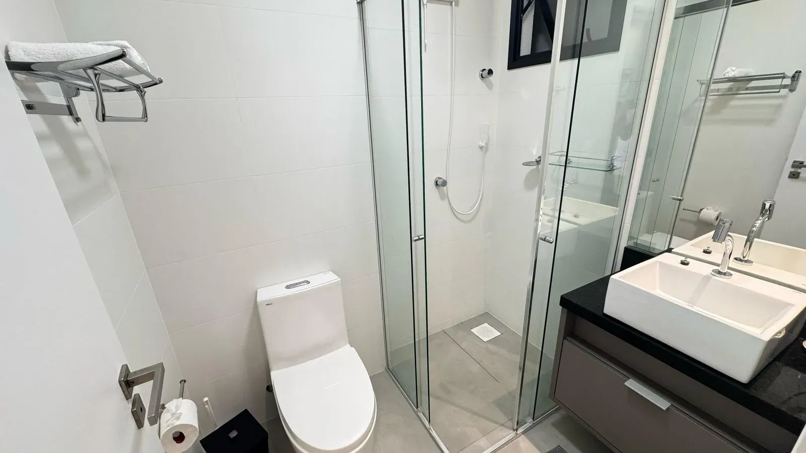 Apartamento mobiliado de 1 dormitório e 1 vaga na Meia Praia, Itapema/SC