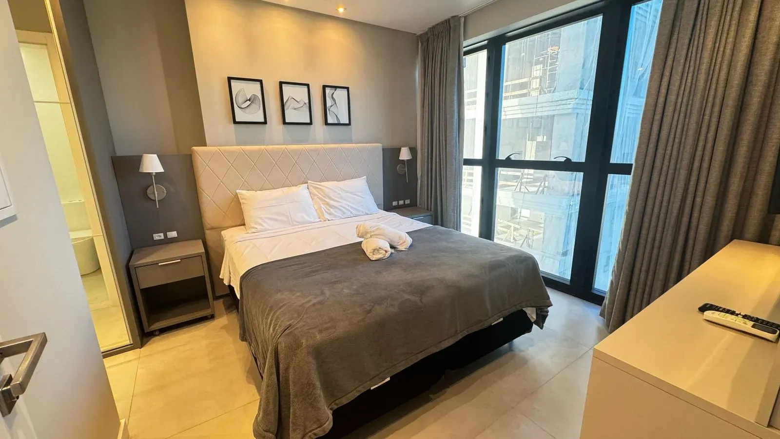 Apartamento mobiliado de 1 dormitório e 1 vaga na Meia Praia, Itapema/SC