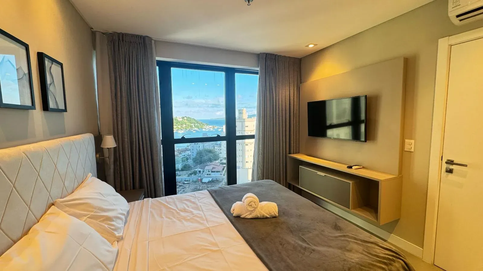 Apartamento mobiliado de 1 dormitório e 1 vaga na Meia Praia, Itapema/SC