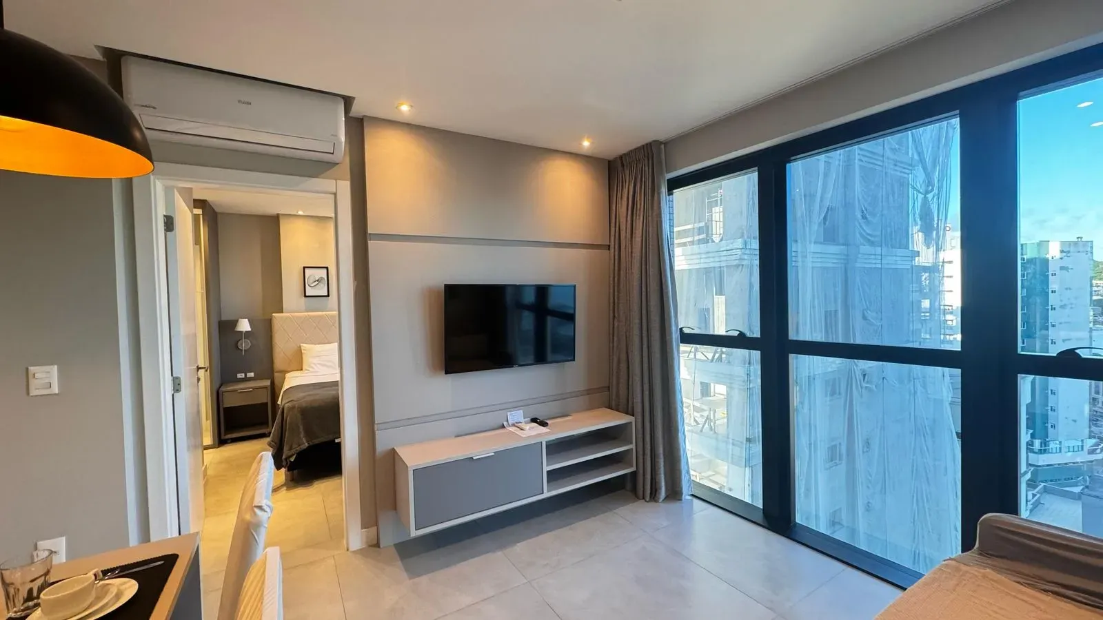 Apartamento mobiliado de 1 dormitório e 1 vaga na Meia Praia, Itapema/SC