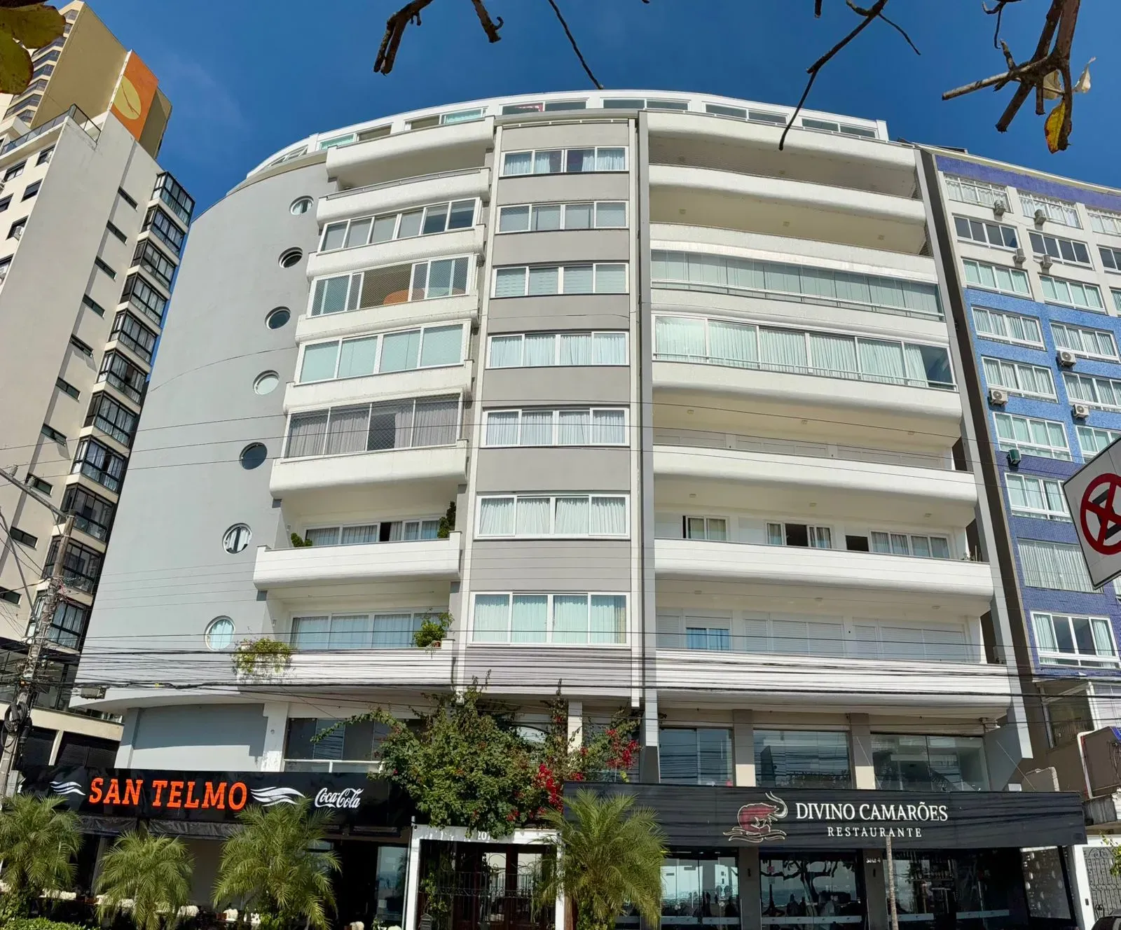 Frente mar com 3 dormitórios sendo 1 suíte e 2 vagas, Vista Panorâmica da Orla de Balneário Camboriú