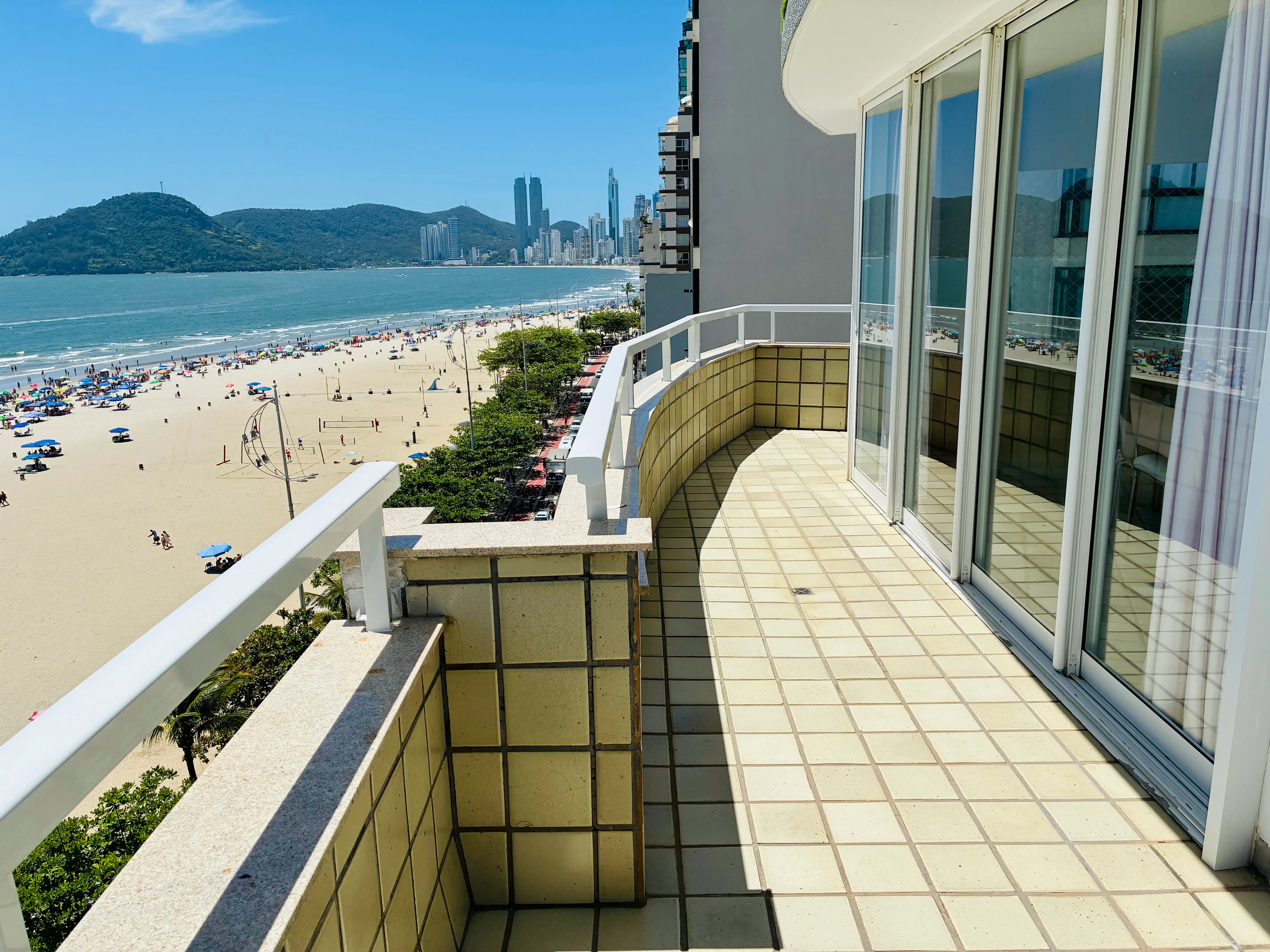 Frente mar com 3 dormitórios sendo 1 suíte e 2 vagas, Vista Panorâmica da Orla de Balneário Camboriú