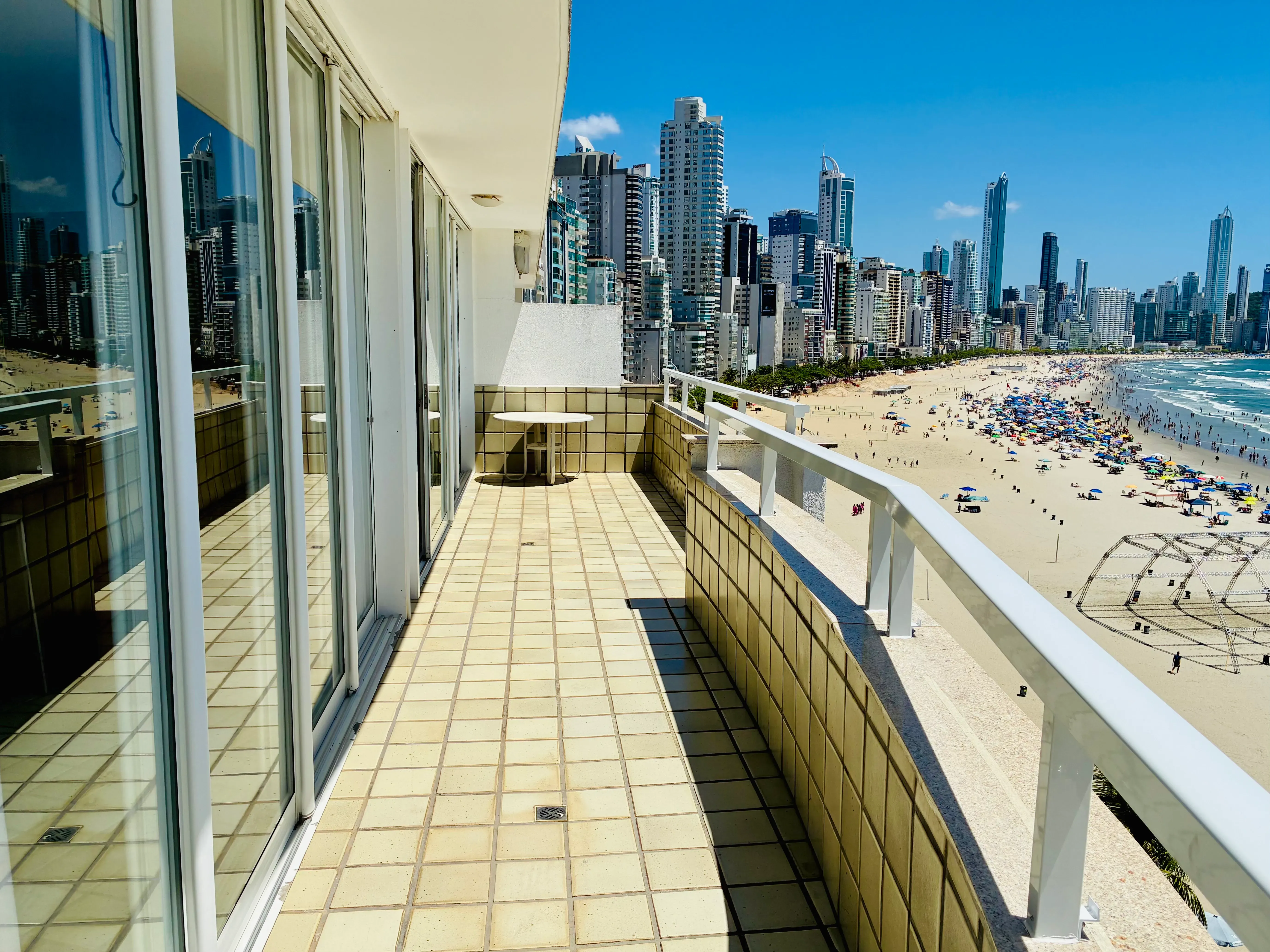 Frente mar com 3 dormitórios sendo 1 suíte e 2 vagas, Vista Panorâmica da Orla de Balneário Camboriú