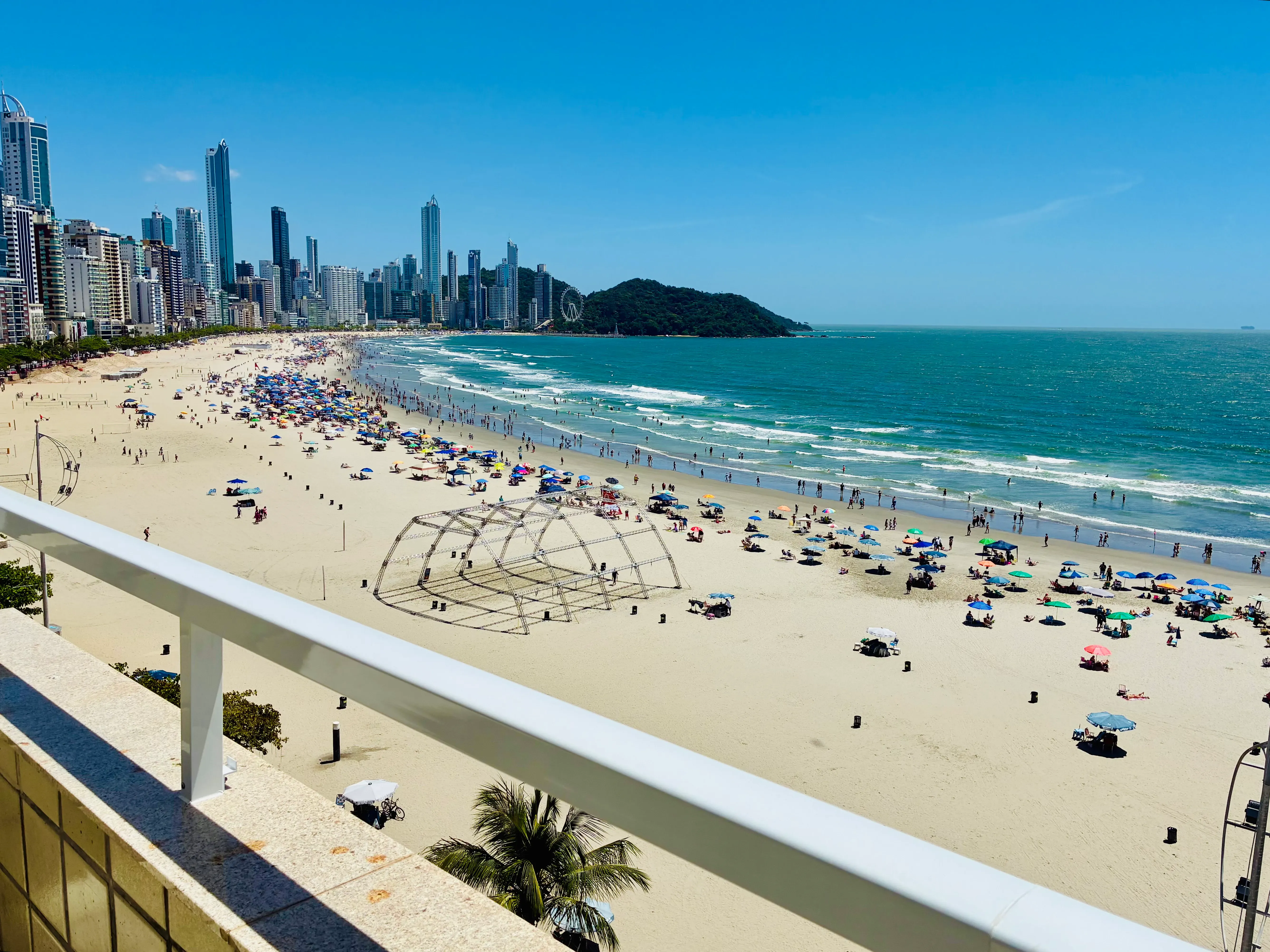 Frente mar com 3 dormitórios sendo 1 suíte e 2 vagas, Vista Panorâmica da Orla de Balneário Camboriú