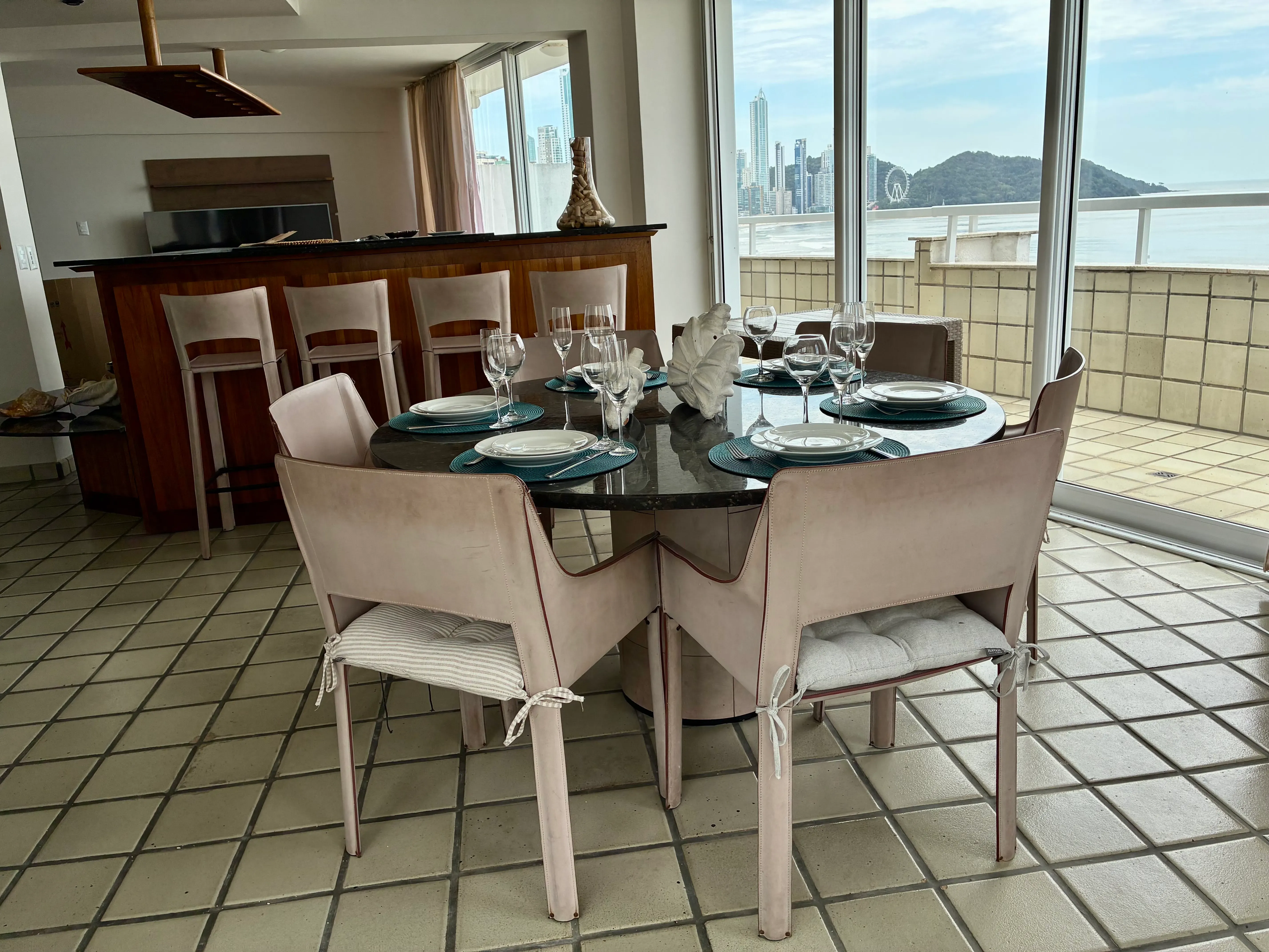 Frente mar com 3 dormitórios sendo 1 suíte e 2 vagas, Vista Panorâmica da Orla de Balneário Camboriú