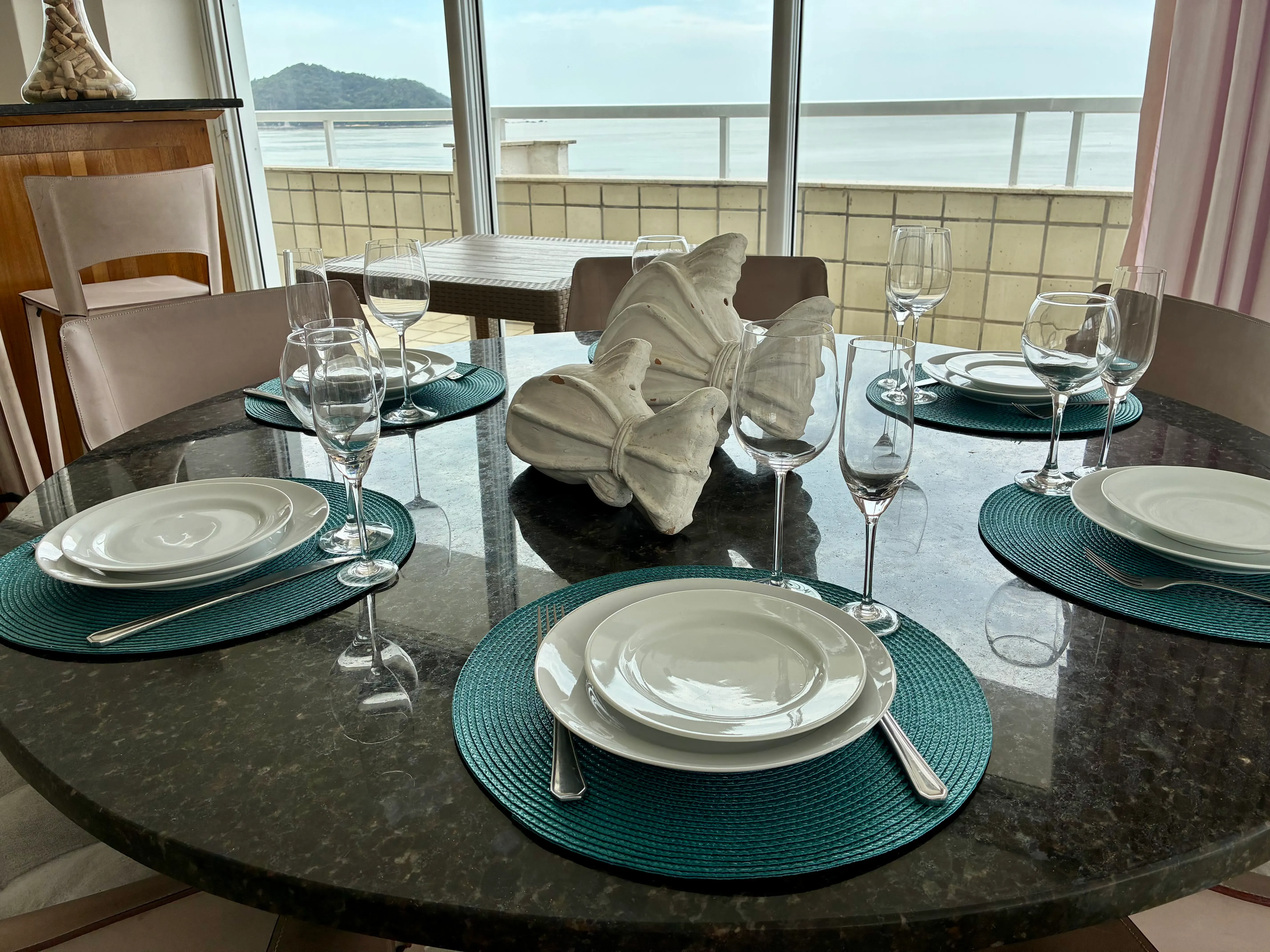 Frente mar com 3 dormitórios sendo 1 suíte e 2 vagas, Vista Panorâmica da Orla de Balneário Camboriú