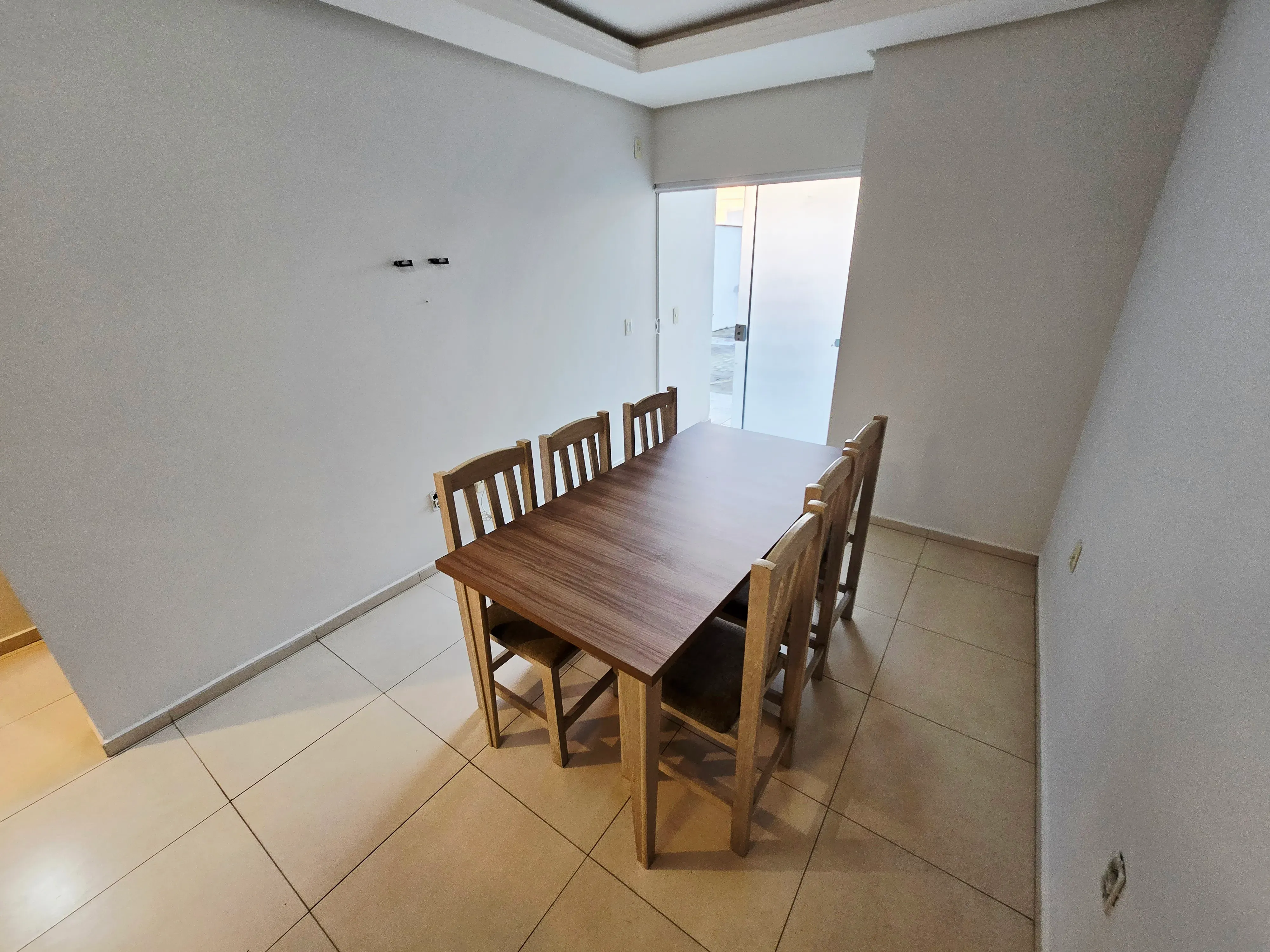 Apartamento semi mobiliado com 2 dormitórios e 1 vaga no Santa Regina em Camboriú/SC