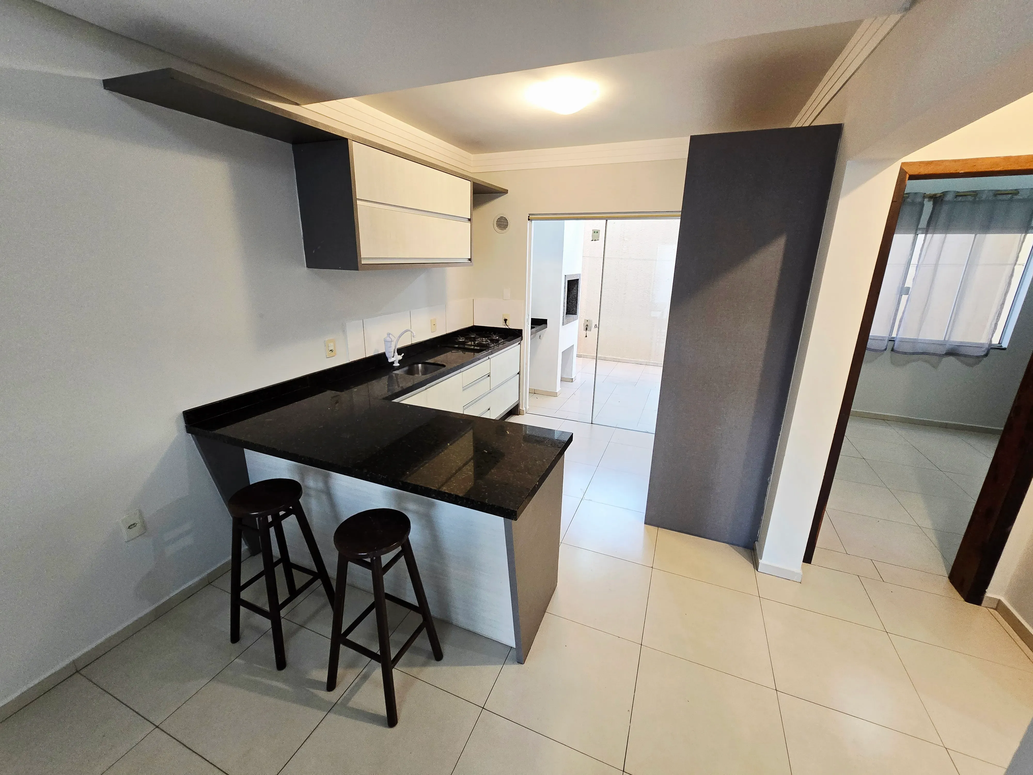 Apartamento semi mobiliado com 2 dormitórios e 1 vaga no Santa Regina em Camboriú/SC