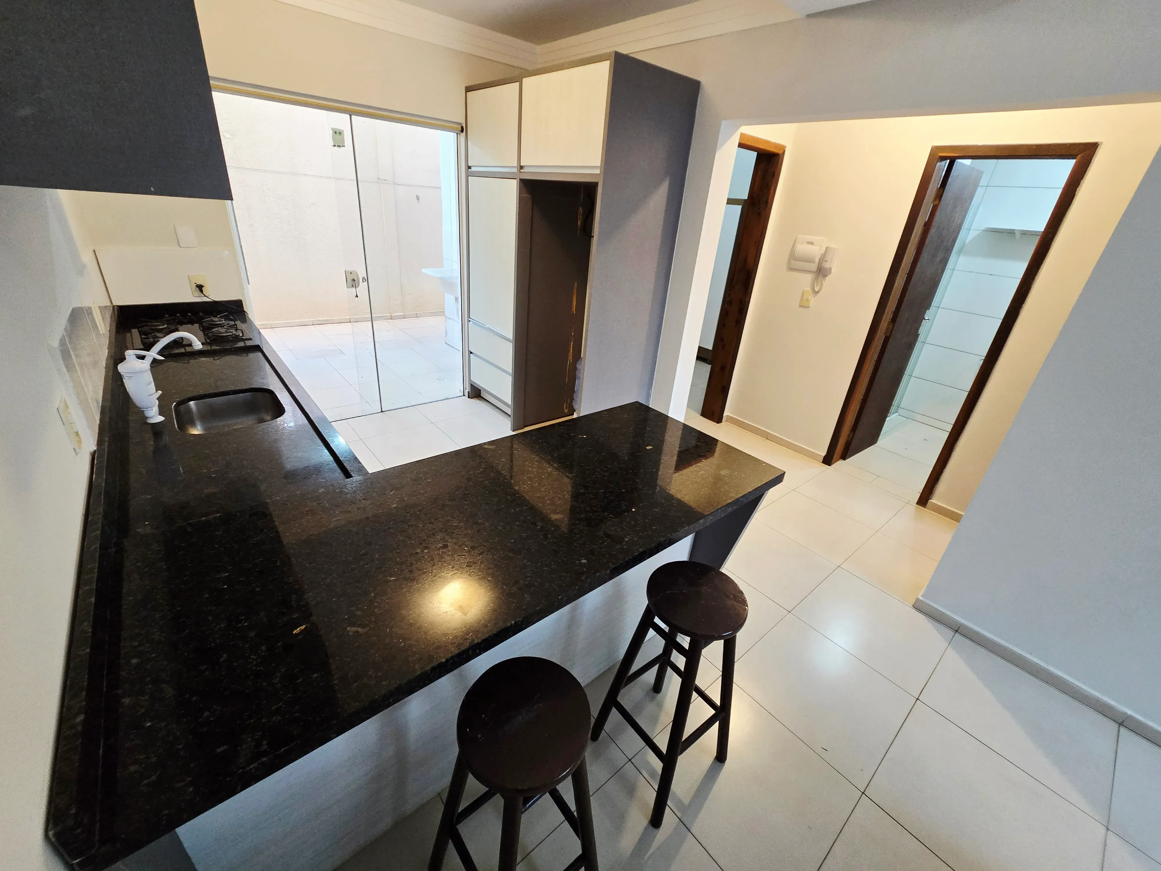 Apartamento semi mobiliado com 2 dormitórios e 1 vaga no Santa Regina em Camboriú/SC