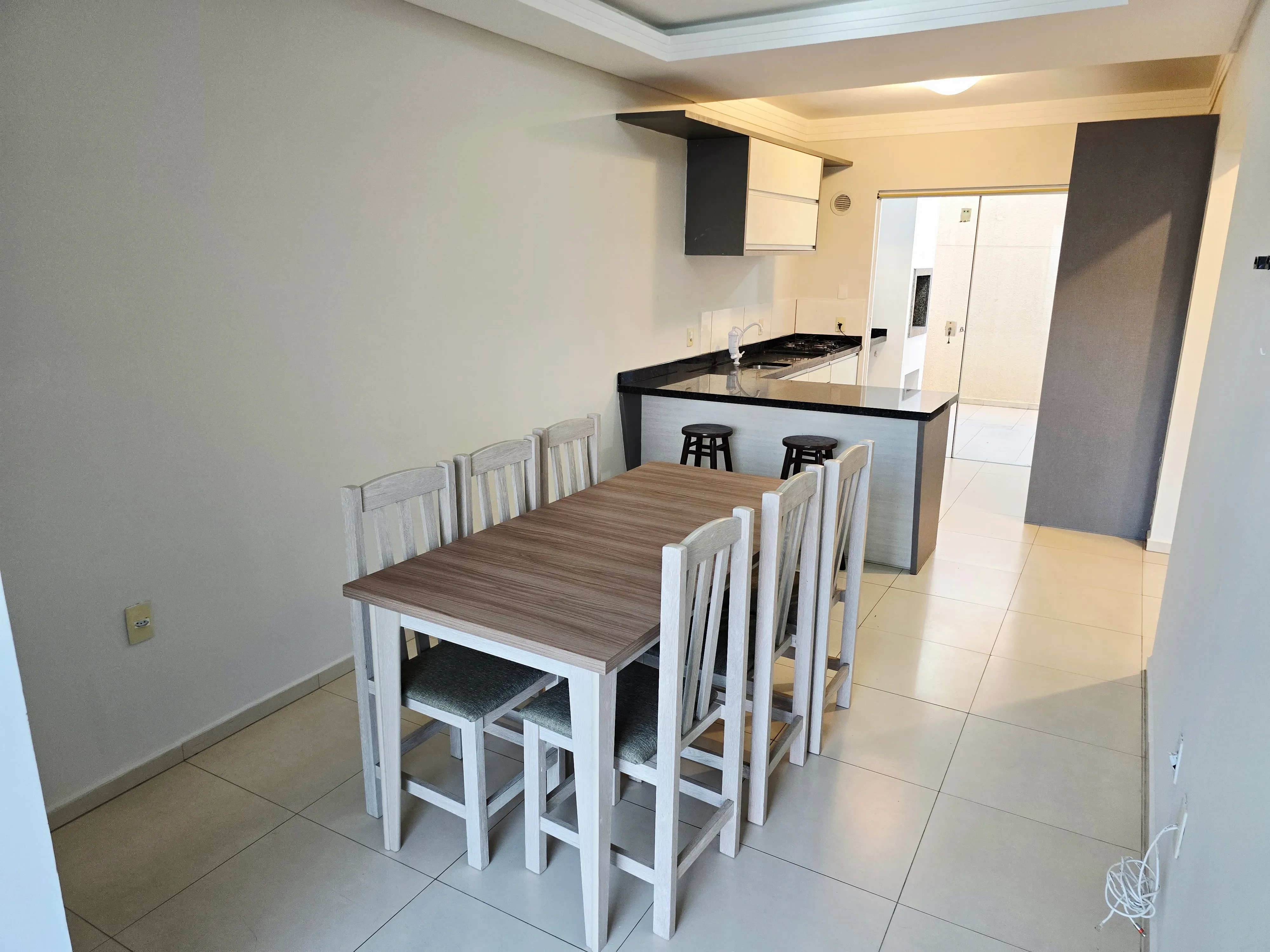 Apartamento semi mobiliado com 2 dormitórios e 1 vaga no Santa Regina em Camboriú/SC