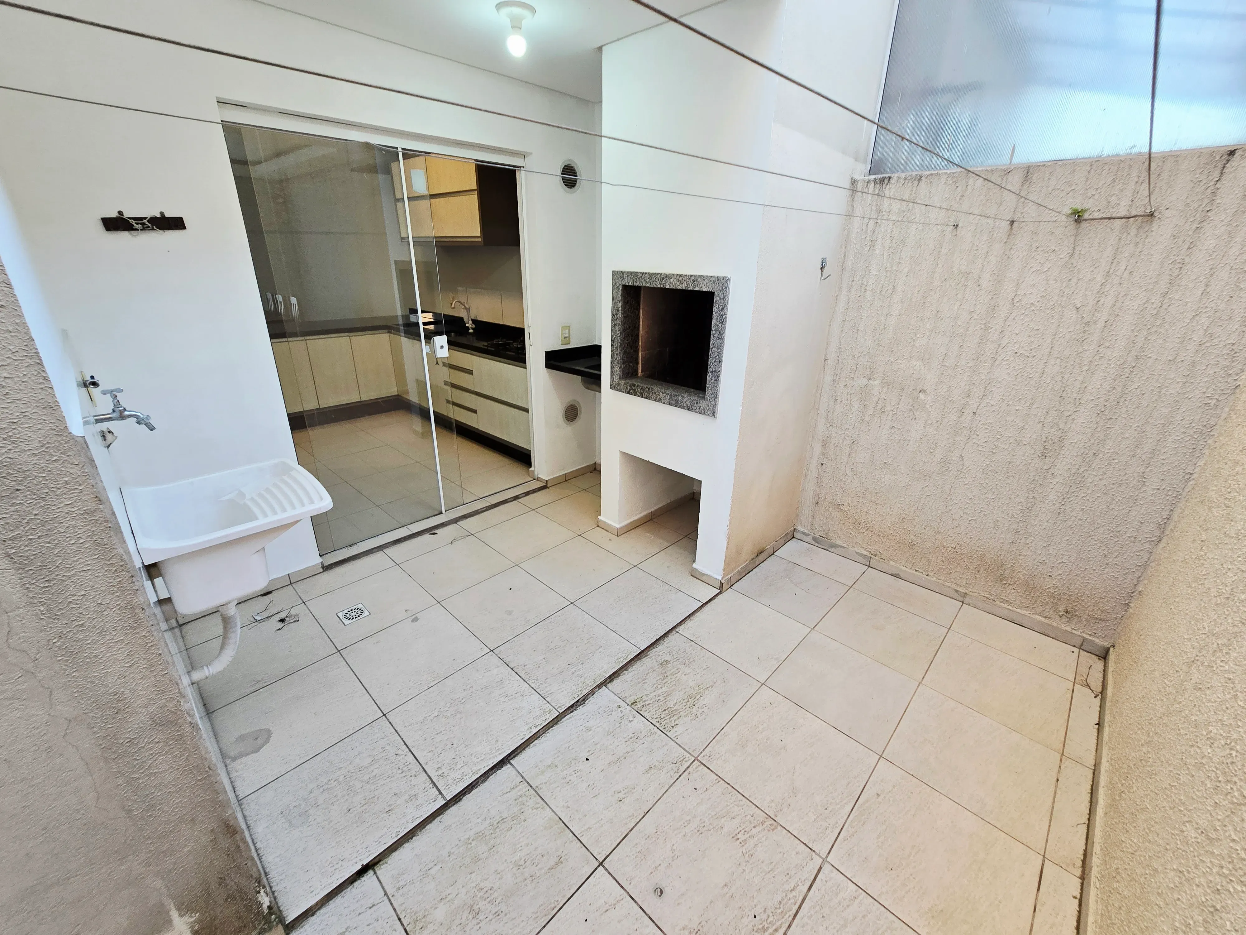 Apartamento semi mobiliado com 2 dormitórios e 1 vaga no Santa Regina em Camboriú/SC