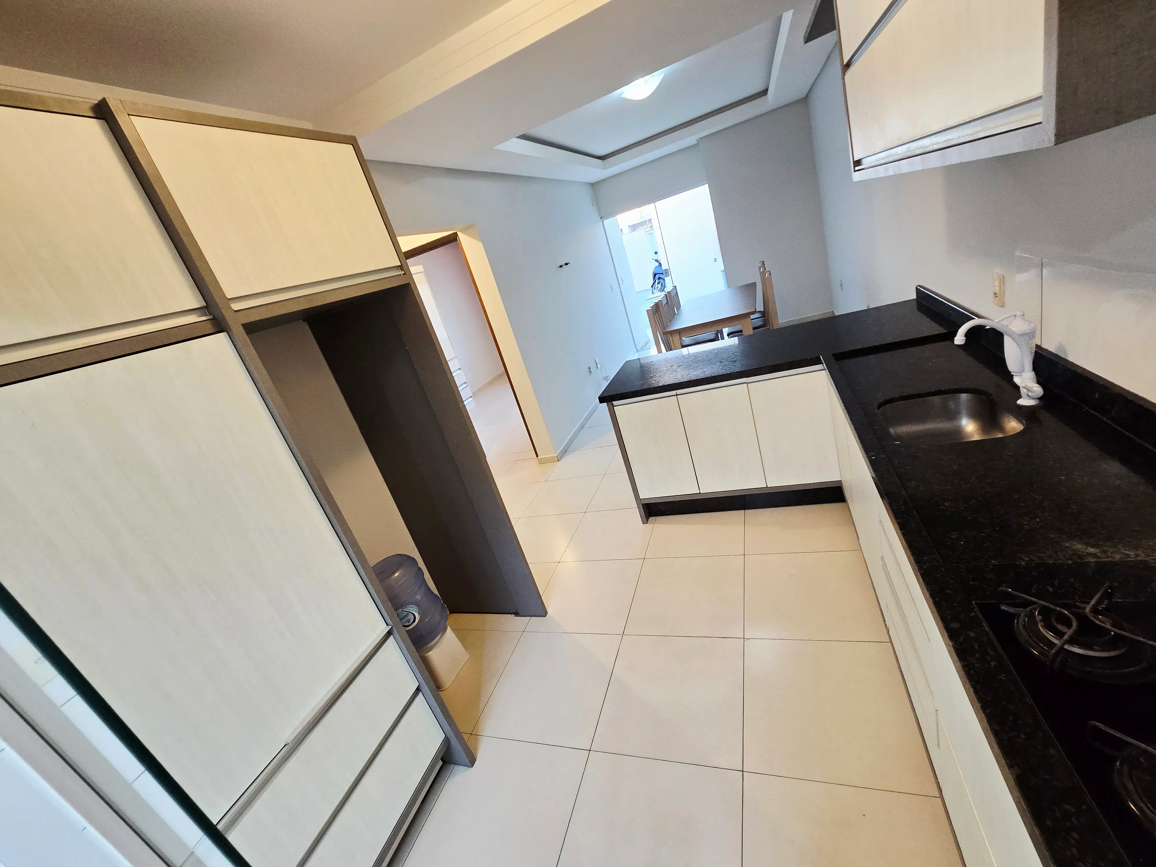 Apartamento semi mobiliado com 2 dormitórios e 1 vaga no Santa Regina em Camboriú/SC